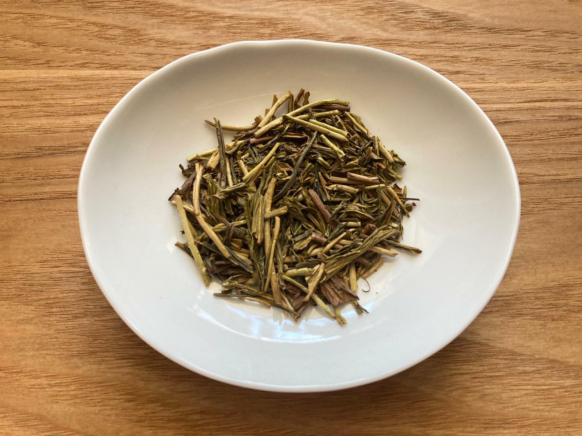 上級煎茶の葉と茎を浅く焙煎した宇治のほうじ茶