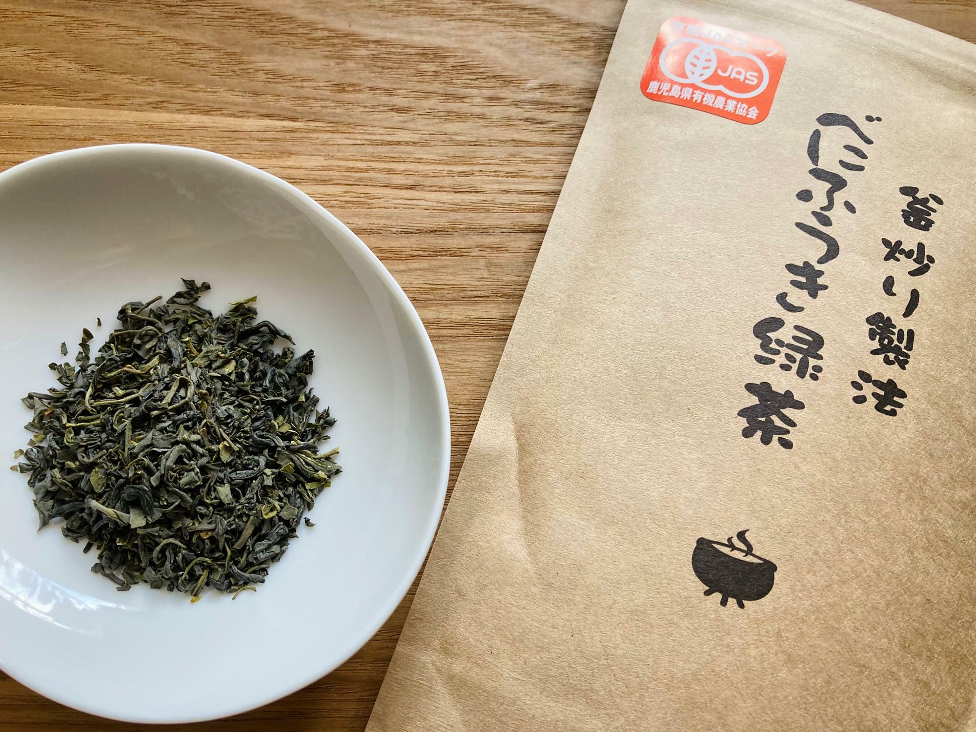 鹿児島産のべにふうき緑茶（釜炒り製法のため茶葉がくるくるとカールしています）