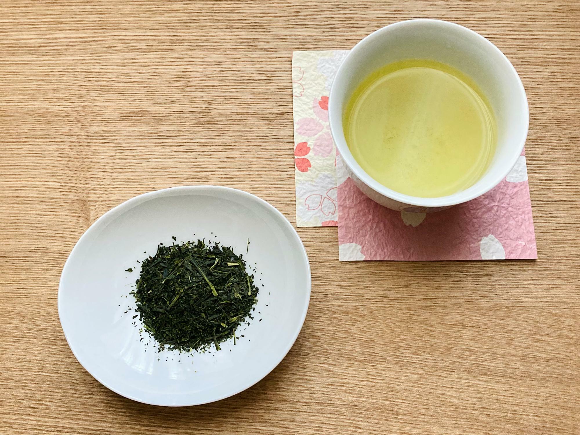 お茶をいれても見た目は煎茶の色です（普通煎茶なので黄色い色です）