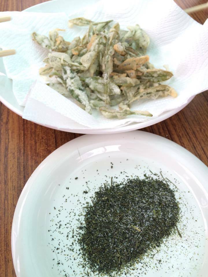 埼玉の宮野園さんで摘みたての生の茶葉の天ぷらを煎茶塩でいただきました！ほろ苦くお茶の香りも楽しめてとてもおいしいです。