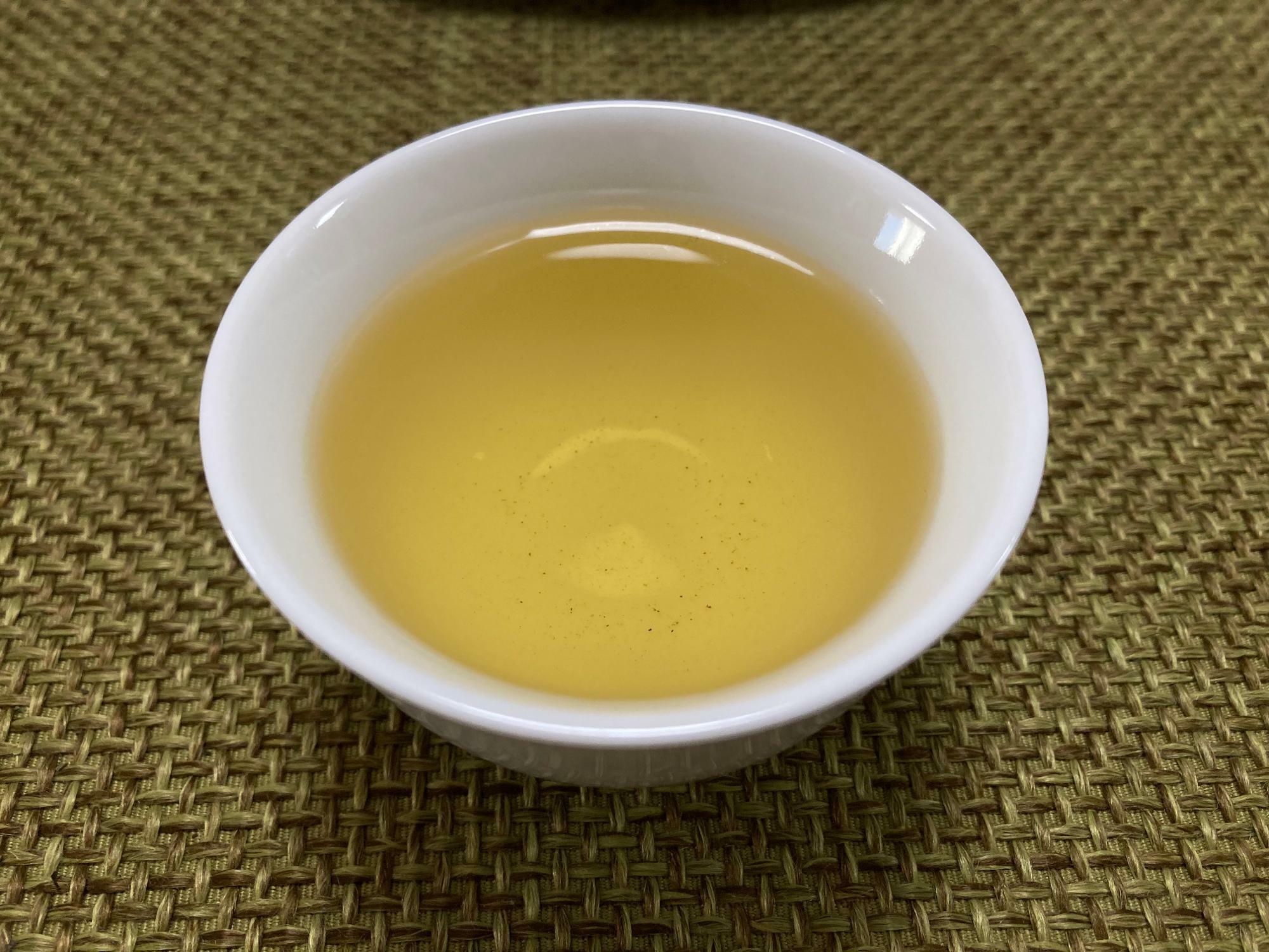 上の写真の烏龍茶を淹れるとこんな感じ。珍しいお茶が手に入るのも日本茶AWARDの魅力の一つです。
