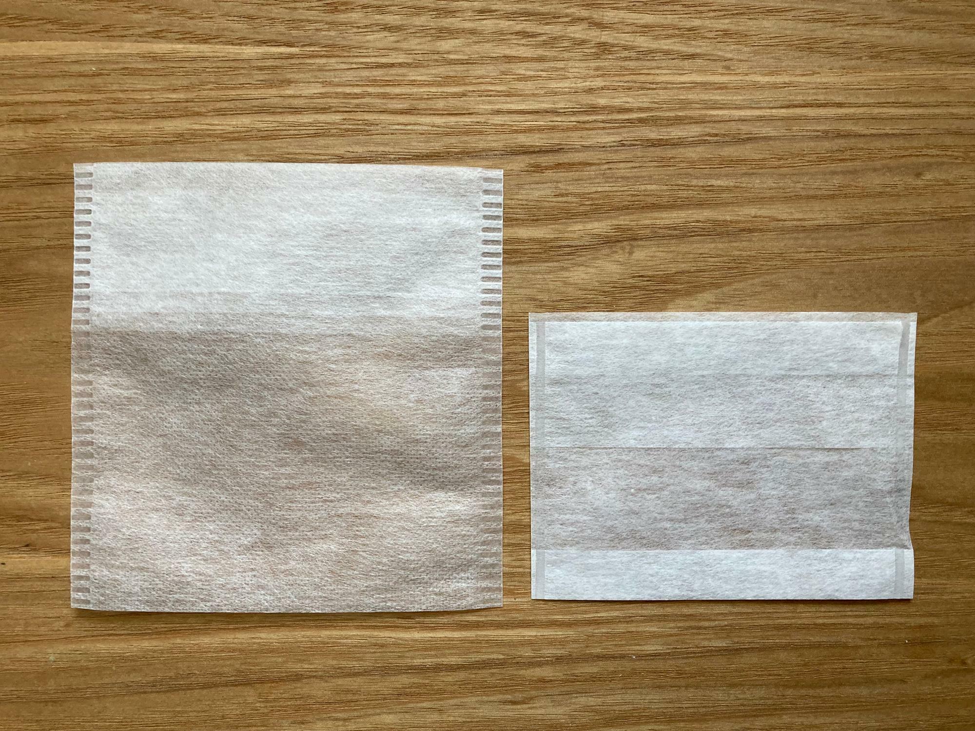 だしパック（左）はお茶パック（右）の2倍ほどの大きさで、口も大きく開きます。どちらも不織布でできています。