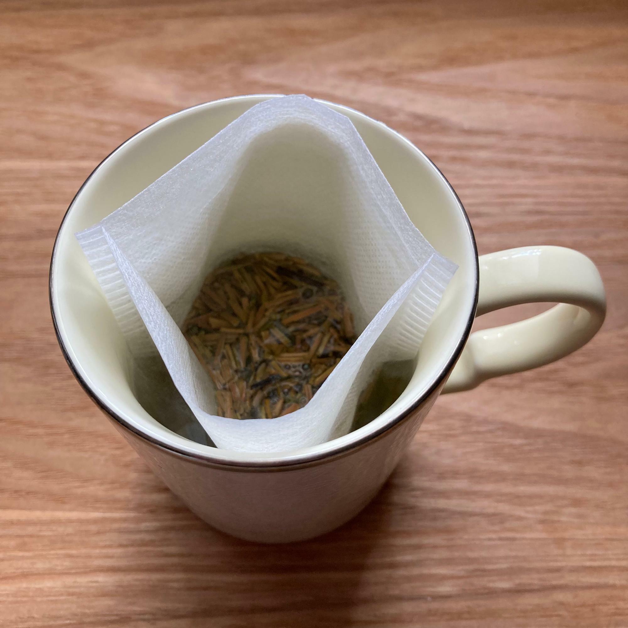 お湯を入れてから待つ時間は茶葉から立ちのぼる香りを楽しむ時間。ほんの少しの時間でもお茶の香りで癒されます。