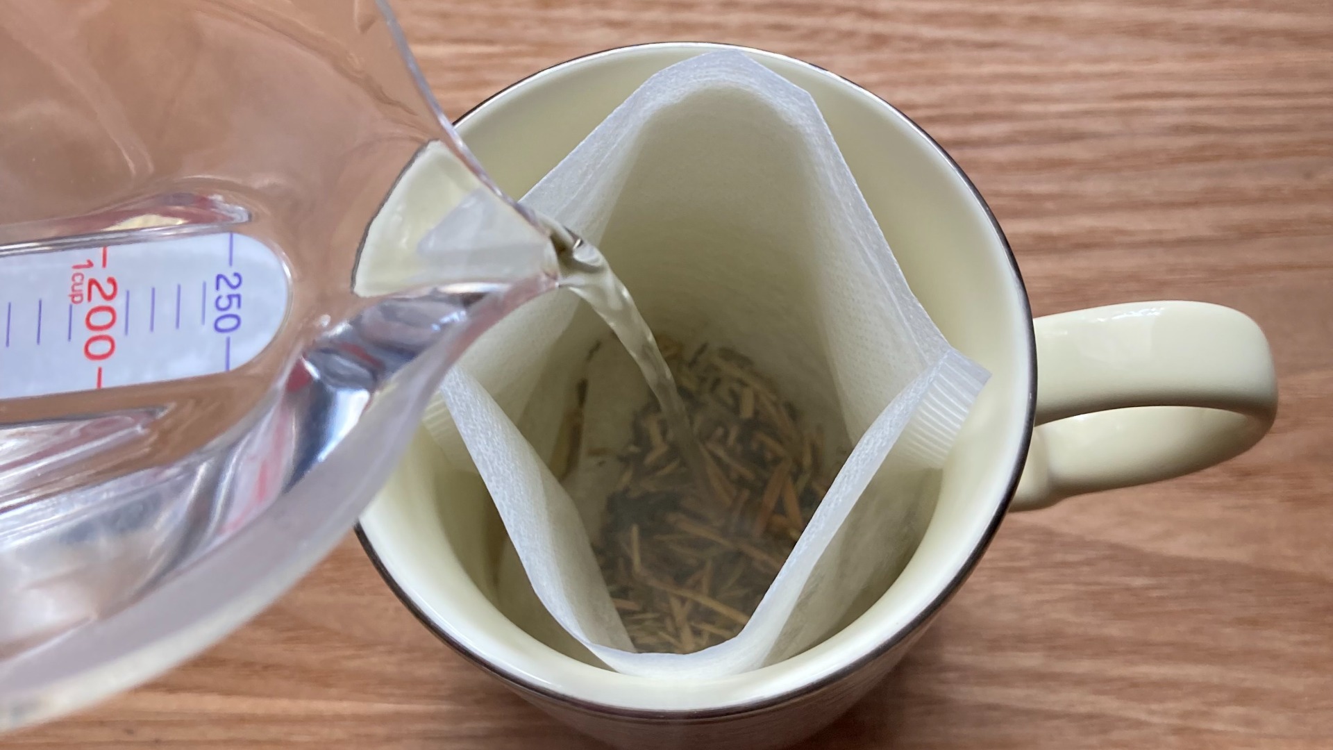 マグカップと100均グッズを使って日本茶をいれる「時短ドリップバッグ