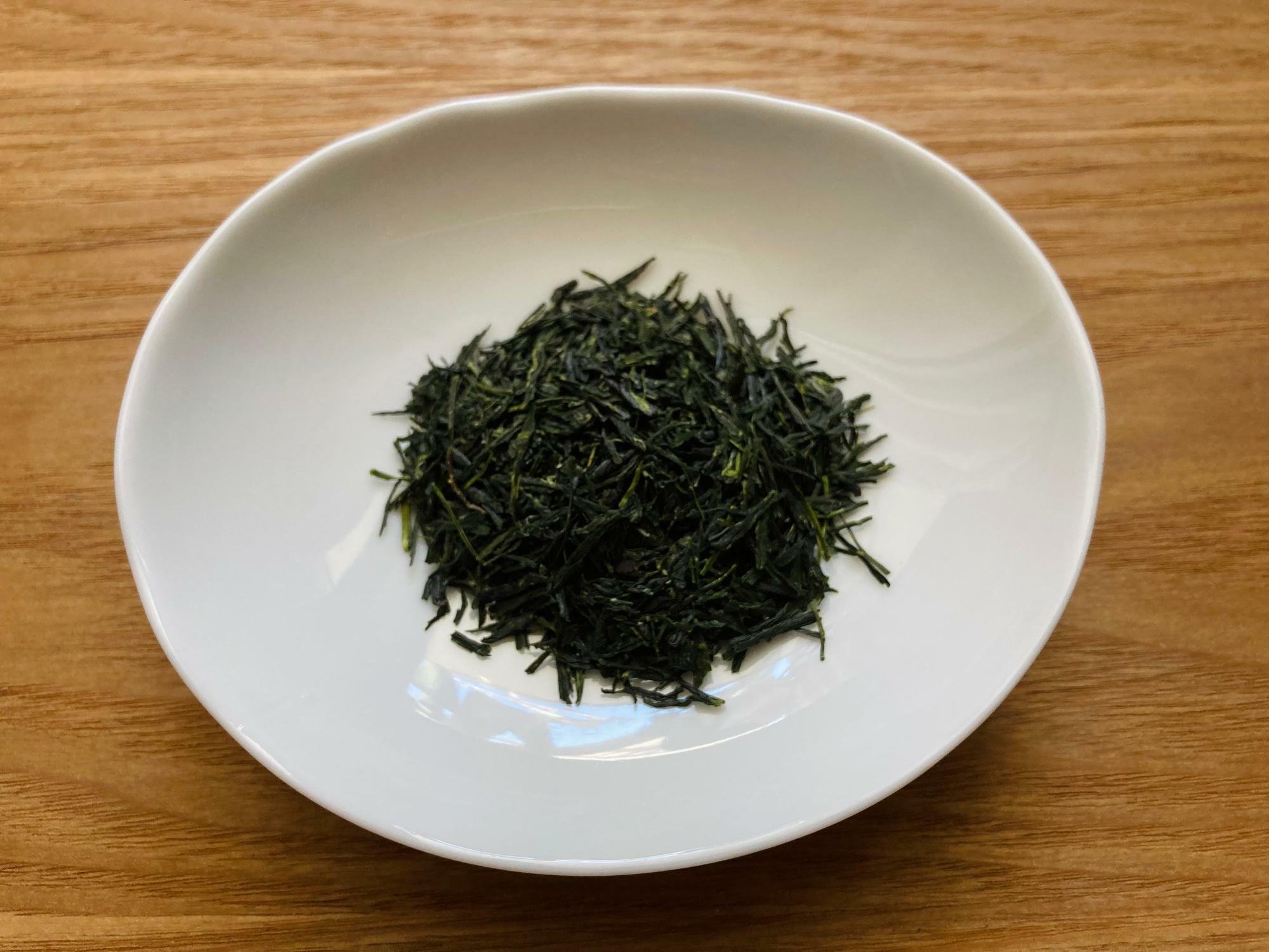 玉露の茶葉。煎茶の茶葉より深い緑色で海苔のような香りが特徴。（京都府和束の細井農園さんの玉露。品種「あさひ」）