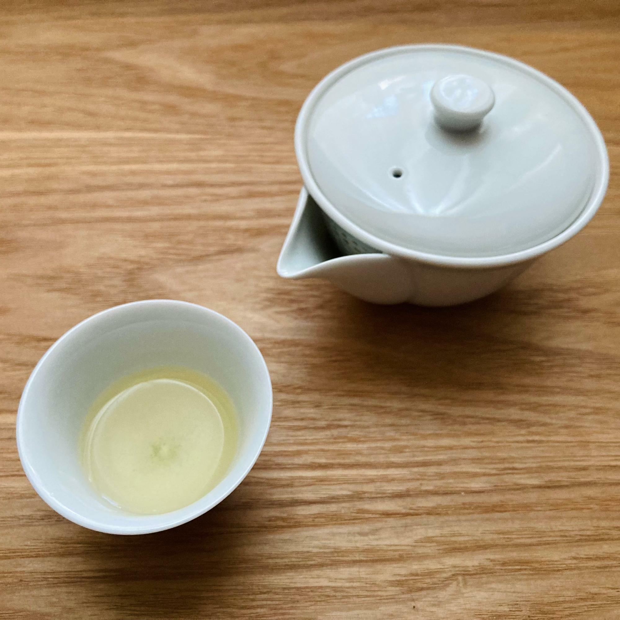 お茶の色は薄い黄色。うま味と甘味が凝縮され少量で満足感のある濃厚な味。お茶碗はお猪口より小さいサイズ。