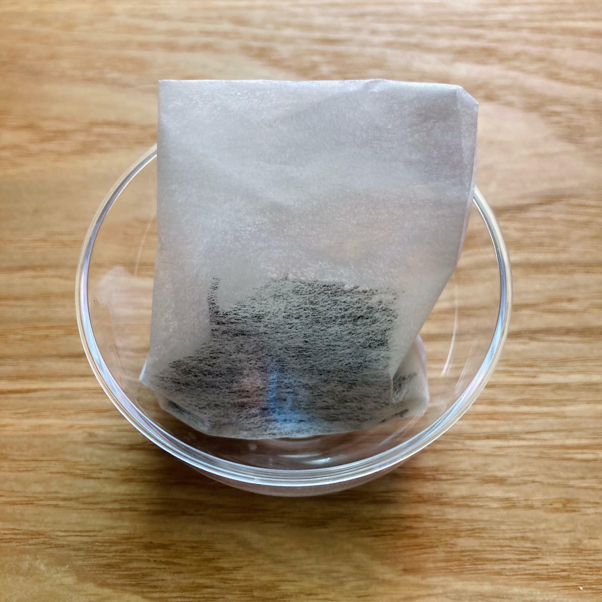 100均のお茶パックに古い茶葉を入れケーキが入っていたプラスチックのカップに入れました。このまま冷蔵庫など匂いの気になる場所へ置きます。