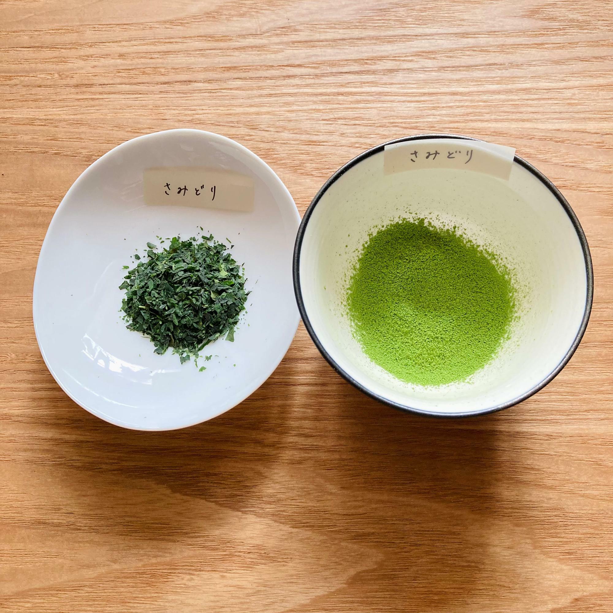 左：碾茶、右：抹茶。碾茶を石臼で挽くと抹茶になります。どちらも辻喜さんのシングルオリジン、品種は「さみどり」