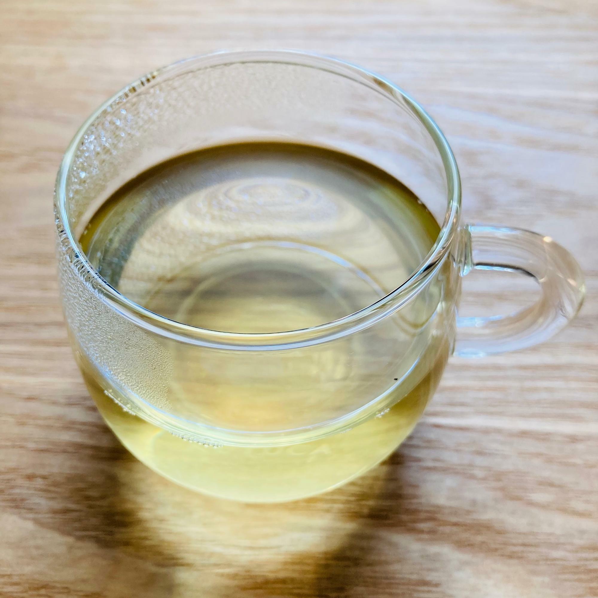 釜炒り茶の製法で作られているので黄色い茶液