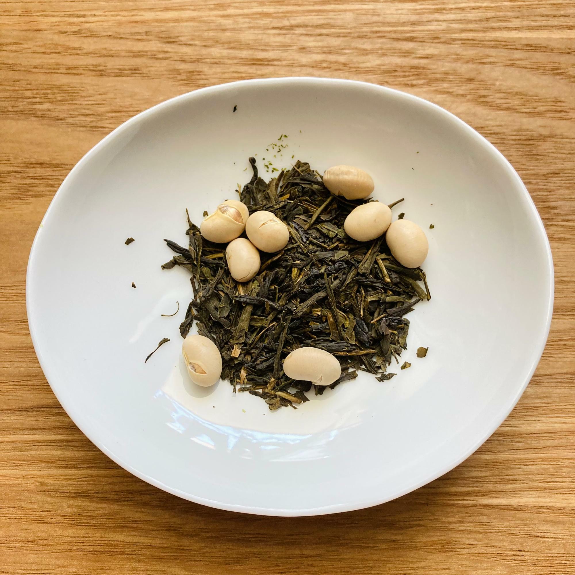 神奈川県山北町産の浅炒りのほうじ茶と豆をブレンド
