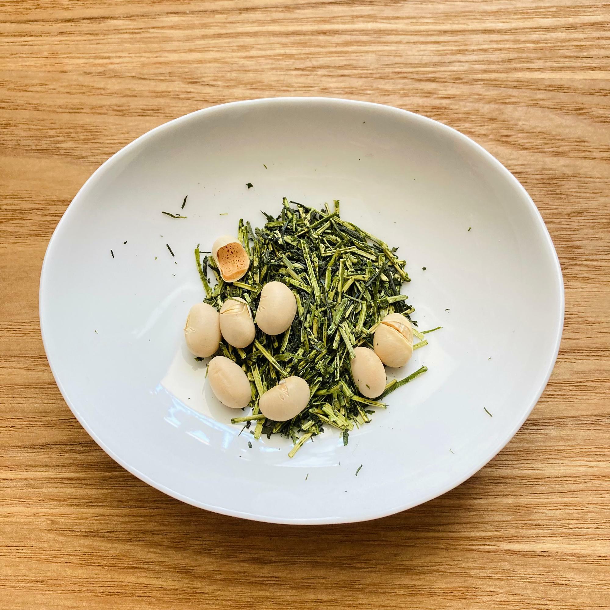 宮崎県産の茎茶と豆をブレンド