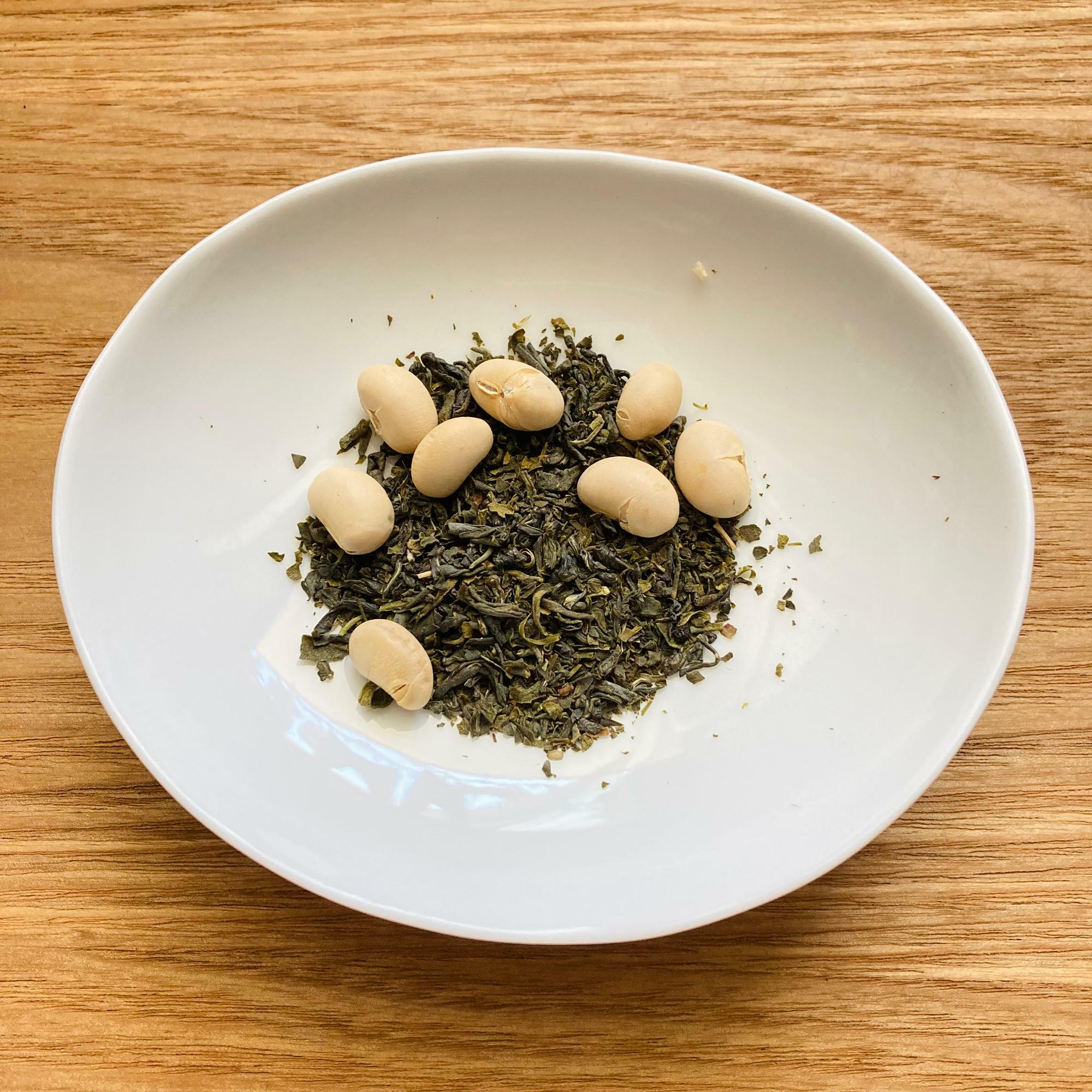 鹿児島県日置産の釜炒り製べにふうき緑茶と豆をブレンド