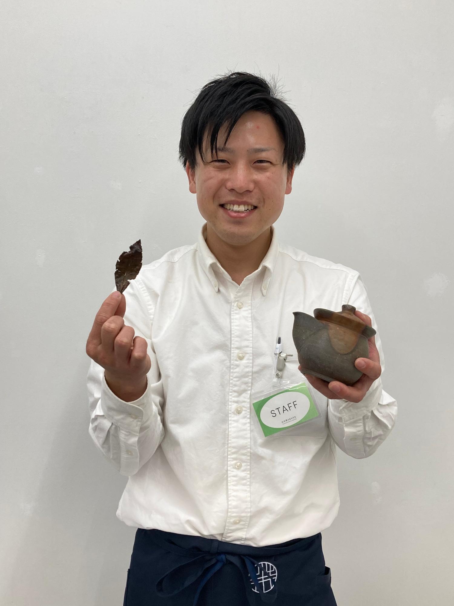 渋谷ヒカリエでのワークショップでの小林将則さん。美作番茶の茶葉と岡山の備前焼の急須を持ってPR！