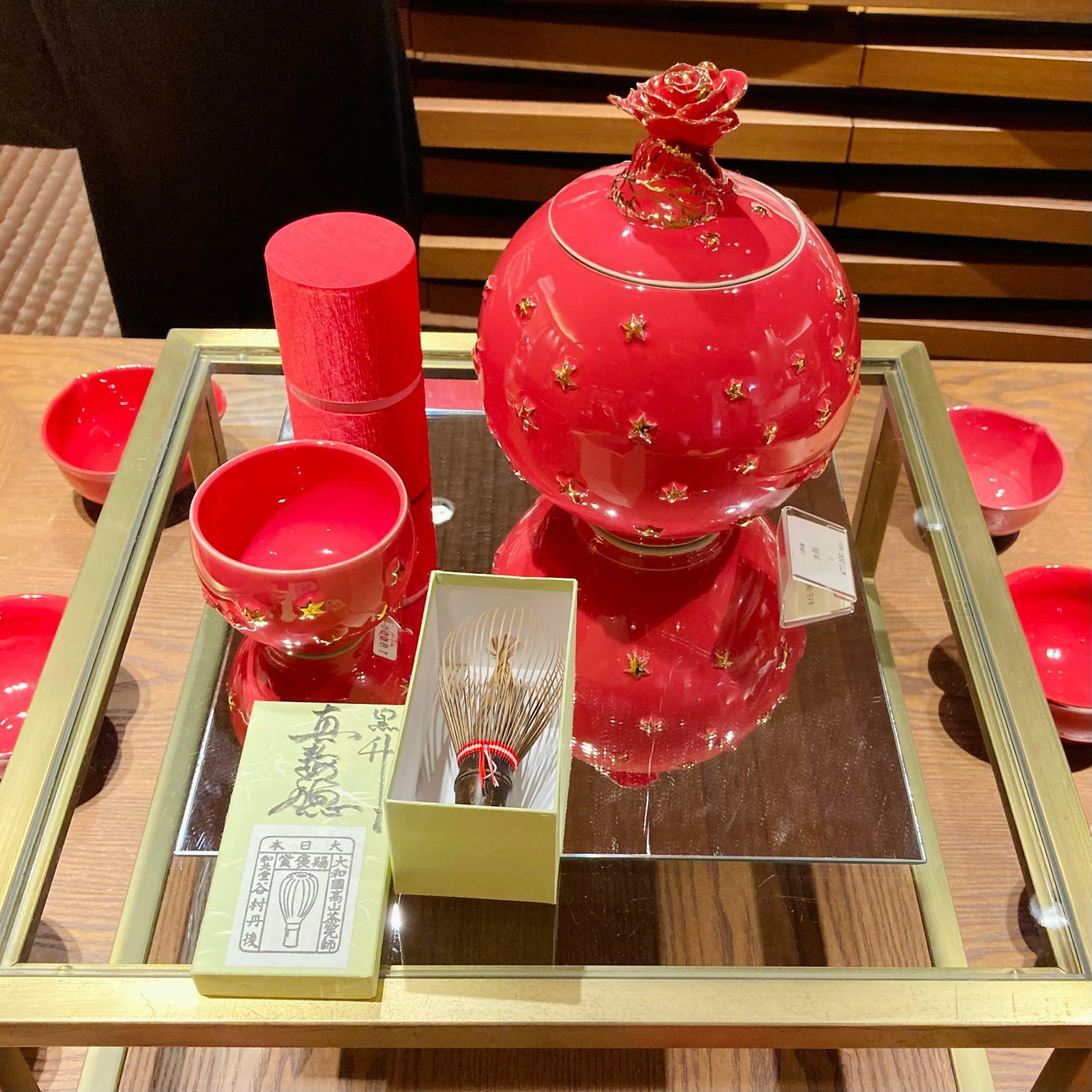 濃いピンク色の作品。色糸を使った茶せんは奈良の谷村丹後氏による高山茶せん