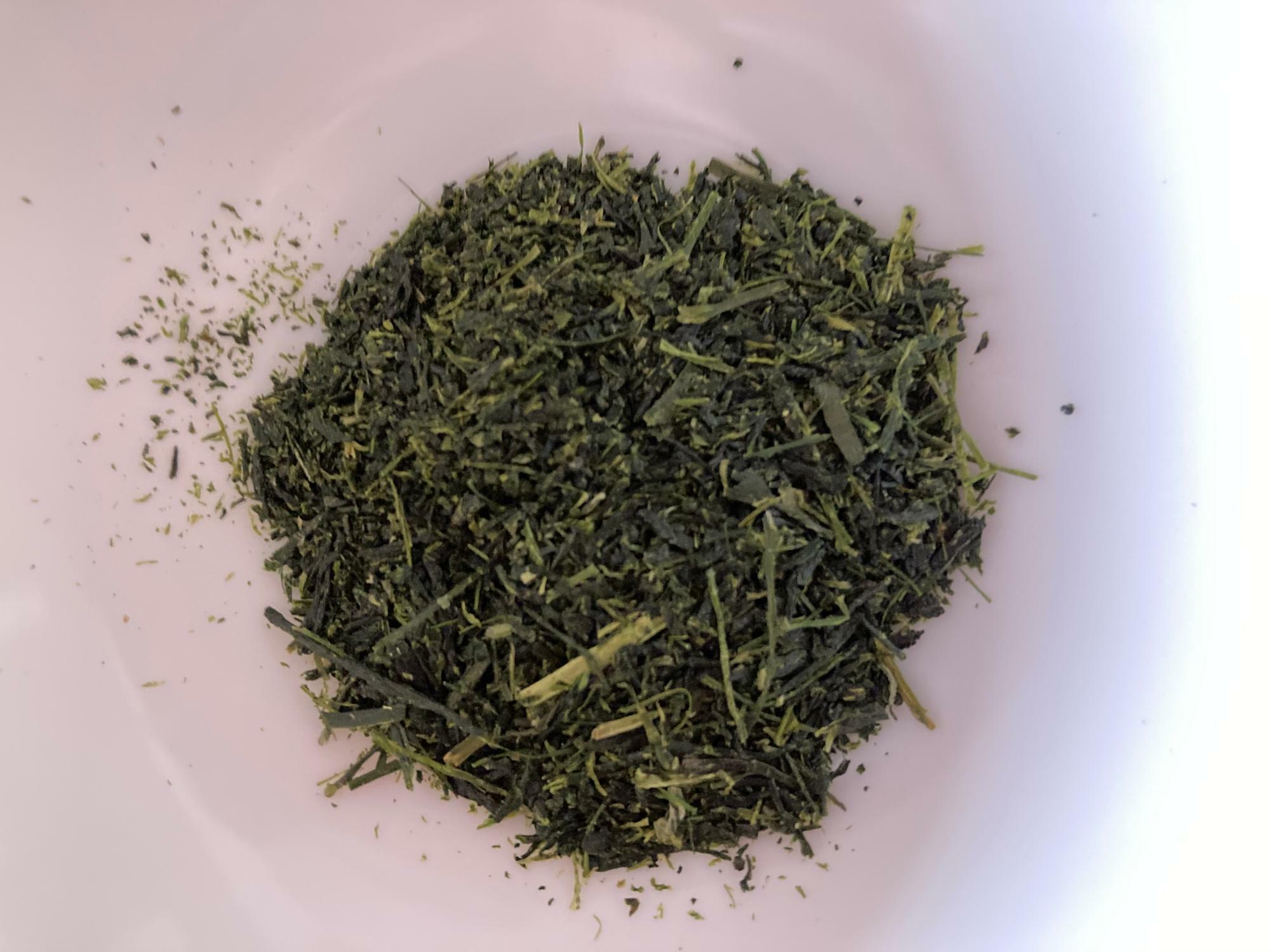 粉の部分が多い。茶液の色は濃い緑色でにごりがある。
