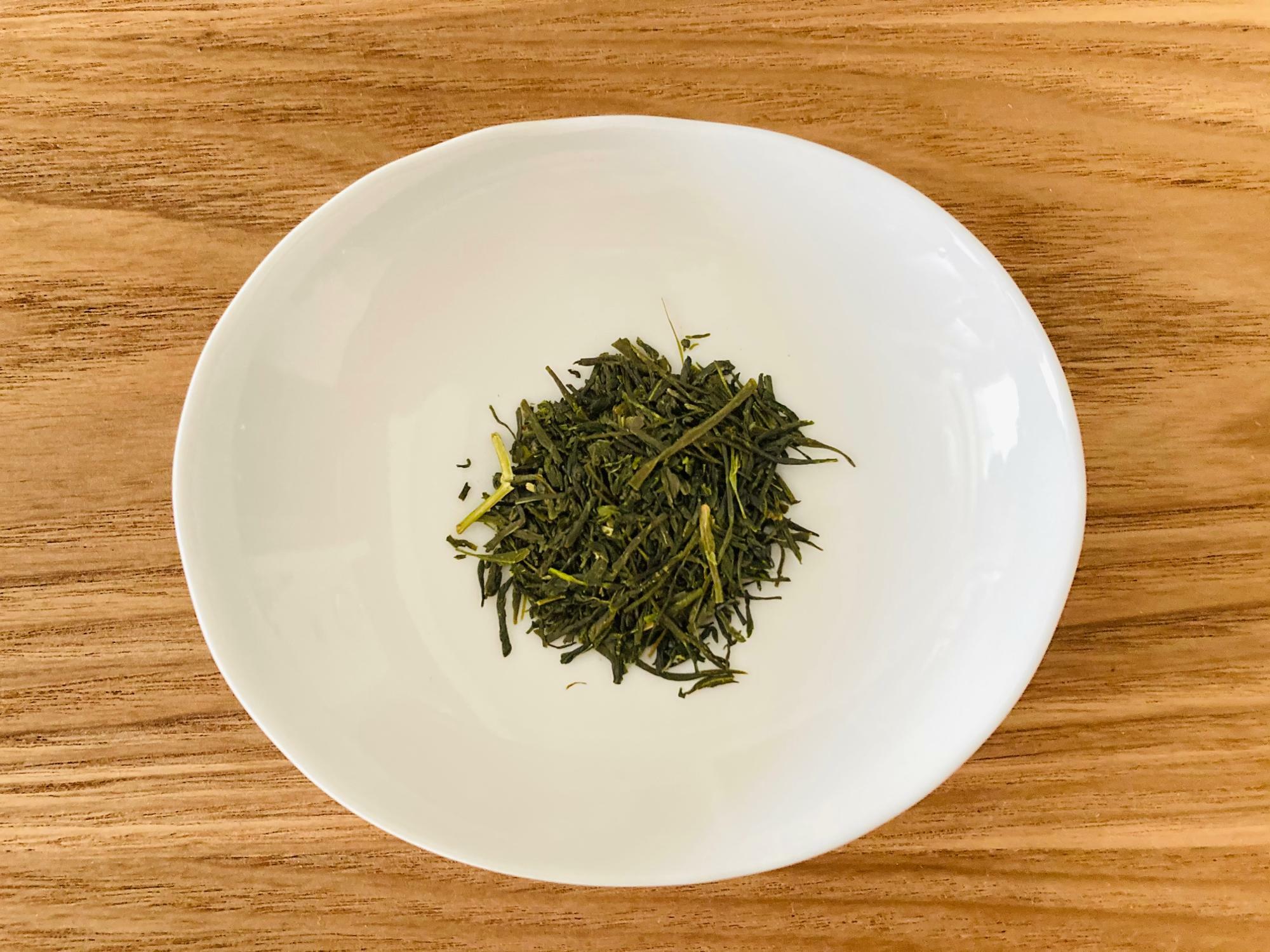 昔ながらの製法で作られた煎茶。粉っぽい部分は少なく茶葉が太くしっかりしている。茶液の色は黄色っぽく透明感がある。