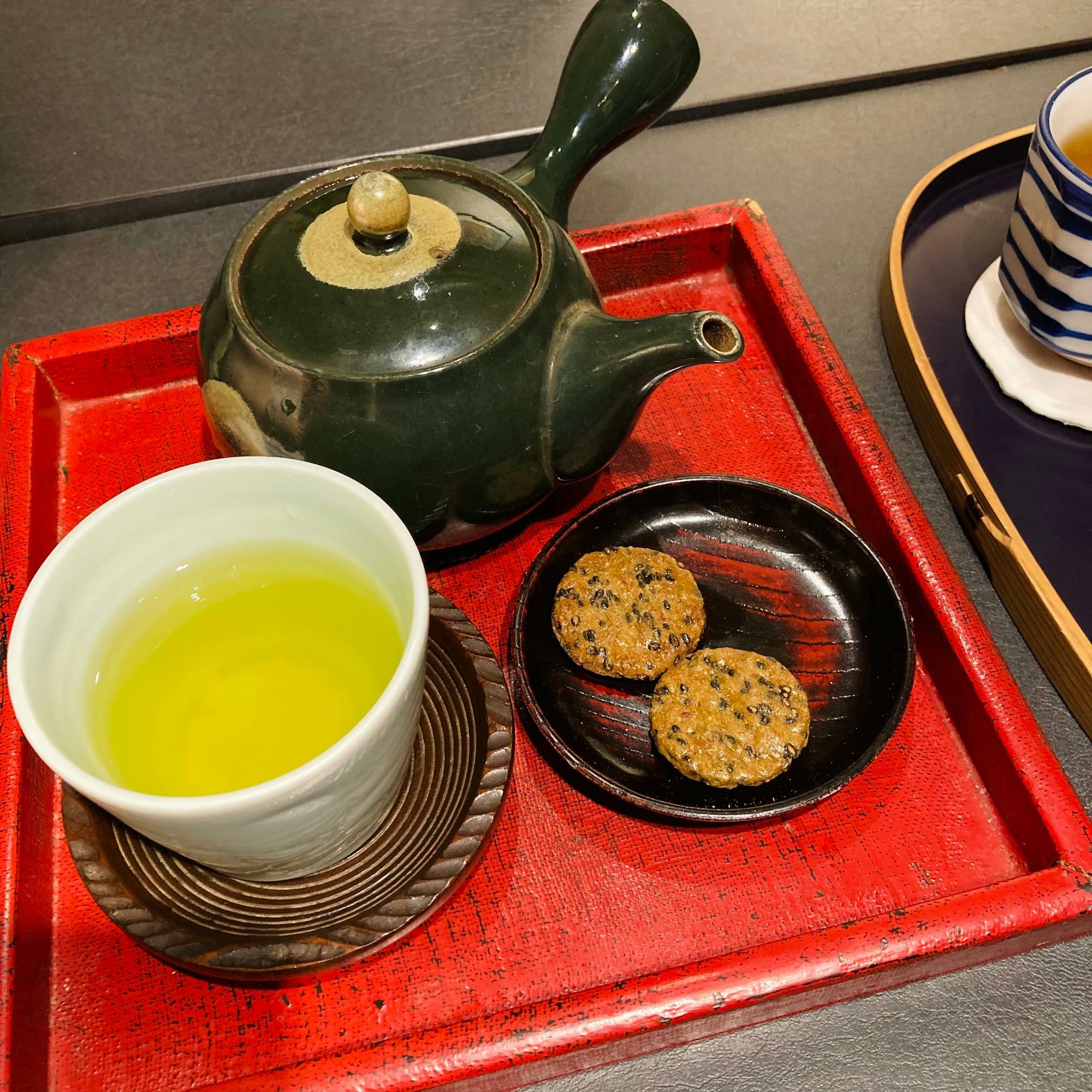 喫茶メニューの玄米茶（550円）。喫茶メニューはお茶請け付きで550円から。お湯のポットが付くので二煎目以降はゆっくりとお茶を楽しめます