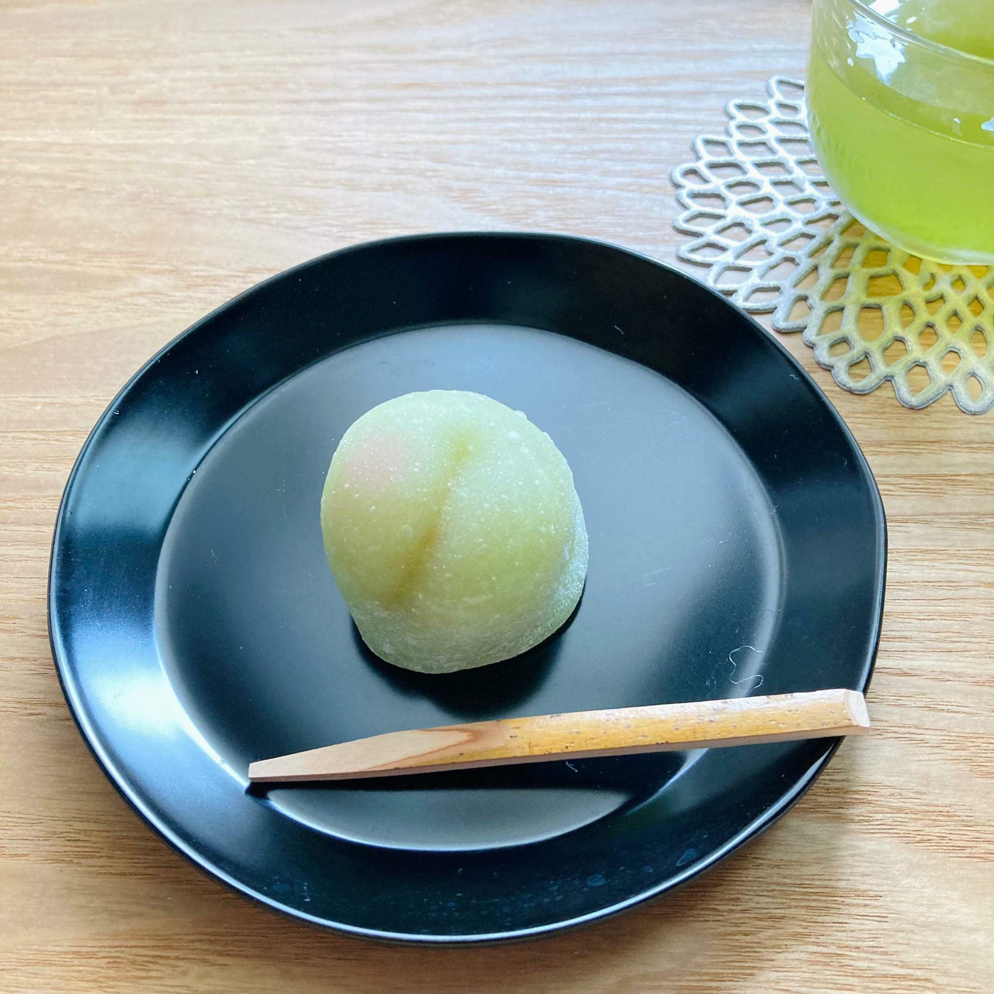 梅の実入りの和菓子「青梅」（田園調布あけぼの）。白あんの中のほんのりとした梅の甘酸っぱさが冷煎茶にもよく合います