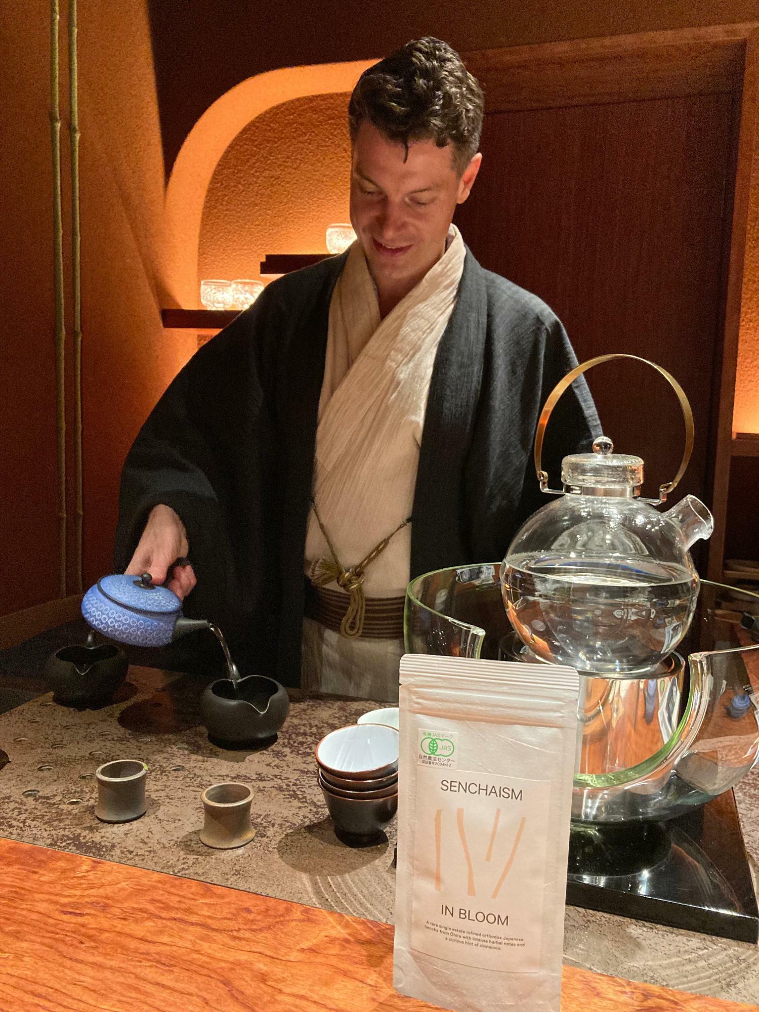 現代風茶室でお茶をいれるオスカルさん。この日はオスカルさんのプロデュースした「SENCHAISM」のシングルオリジン（単一農園単一品種）の茶葉を使用しとっておきのいれ方で楽しみました