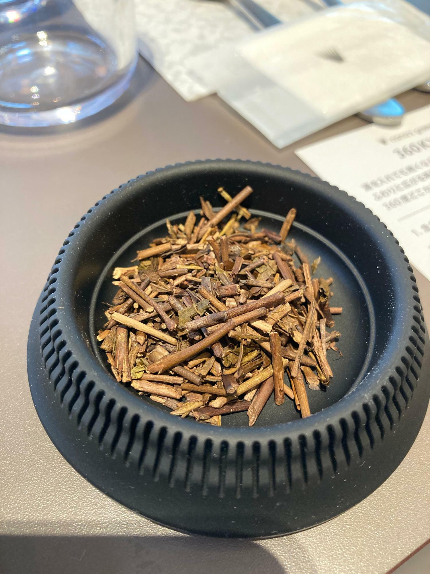 静岡県藤枝産のオーガニックのほうじ茶。ふたの内側の線は茶葉が約４g計れる目安だそう。初心者の方向けの親切な設計はプロダクトデザイナーの鈴木さんによるもの。
