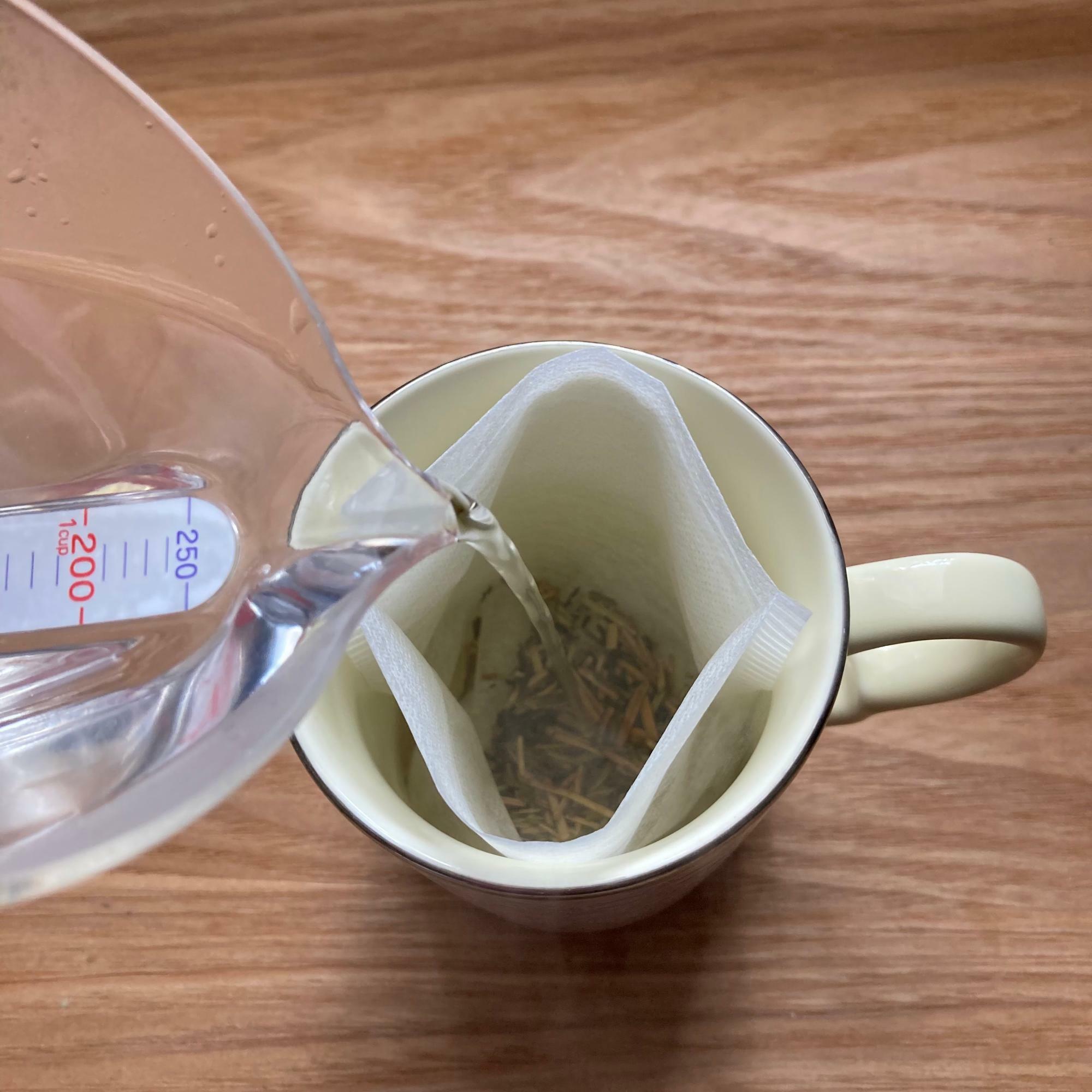 マグカップにだしパックをセットして茶葉を入れ、上から熱湯を注ぐだけ！