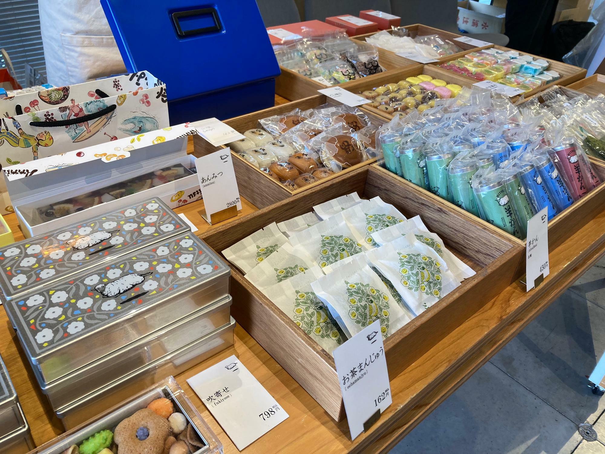 福岡のお菓子のお店「ひつじや」さん。東京の仙川にも支店ができたそう。お茶まんじゅうは福岡の本店限定で八女茶の餡子が入っています