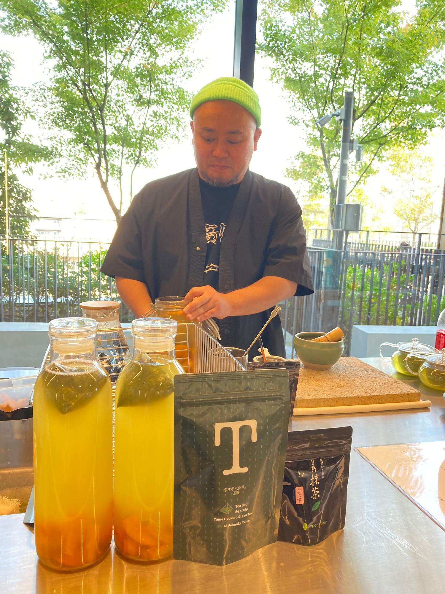 下北沢の日本茶専門スタンド「ヽ-TEN-」の青木さん。一見こわそうに（？）見えますが、話すと楽しいお兄さんです