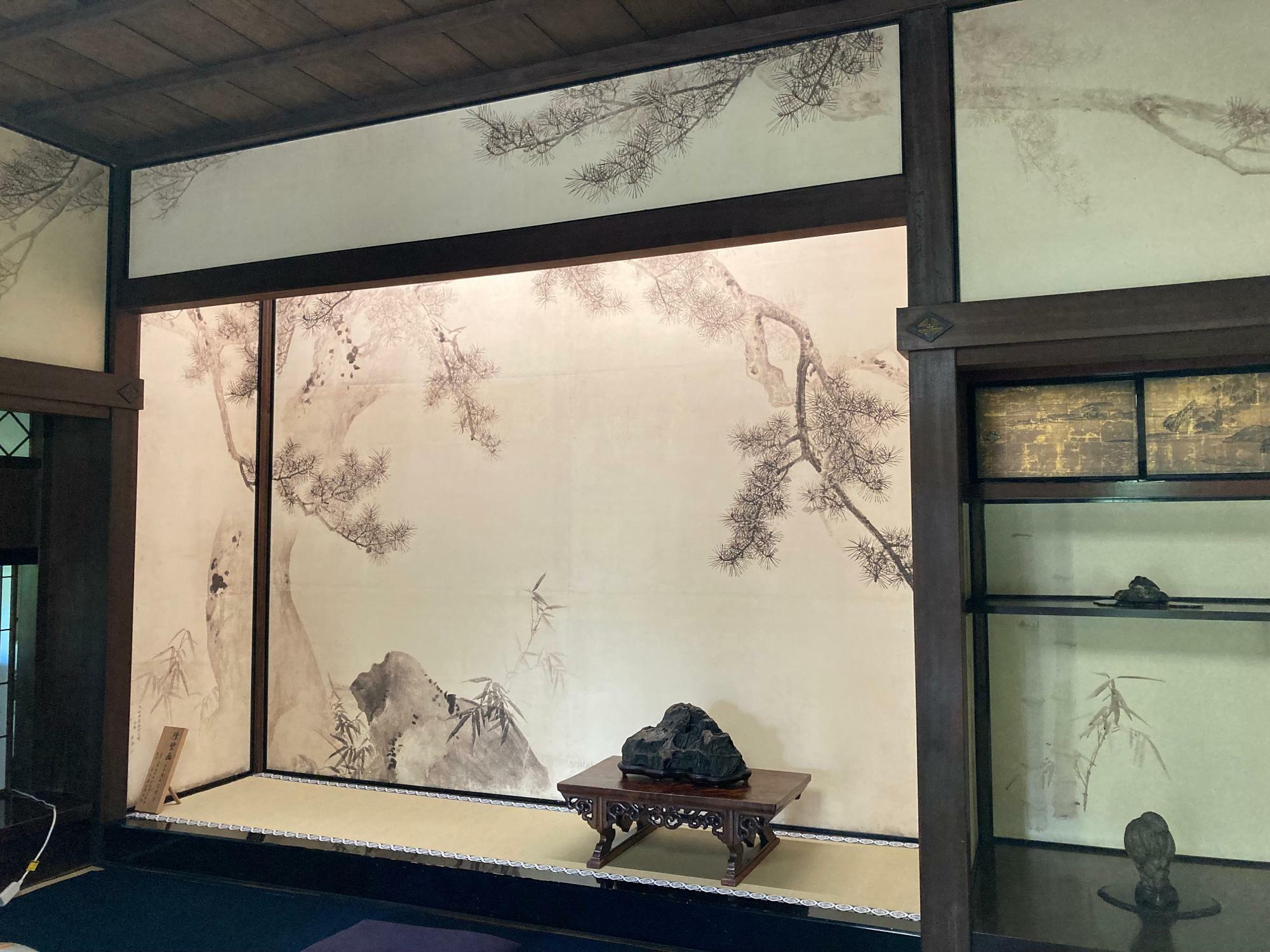 広い床の間の壁やふすまには江戸時代の画家、円山応挙の松竹梅の絵が！（現在は複製で本物は博物館内に収められています）床の間には「水石」も飾られていて一つの景色となっています
