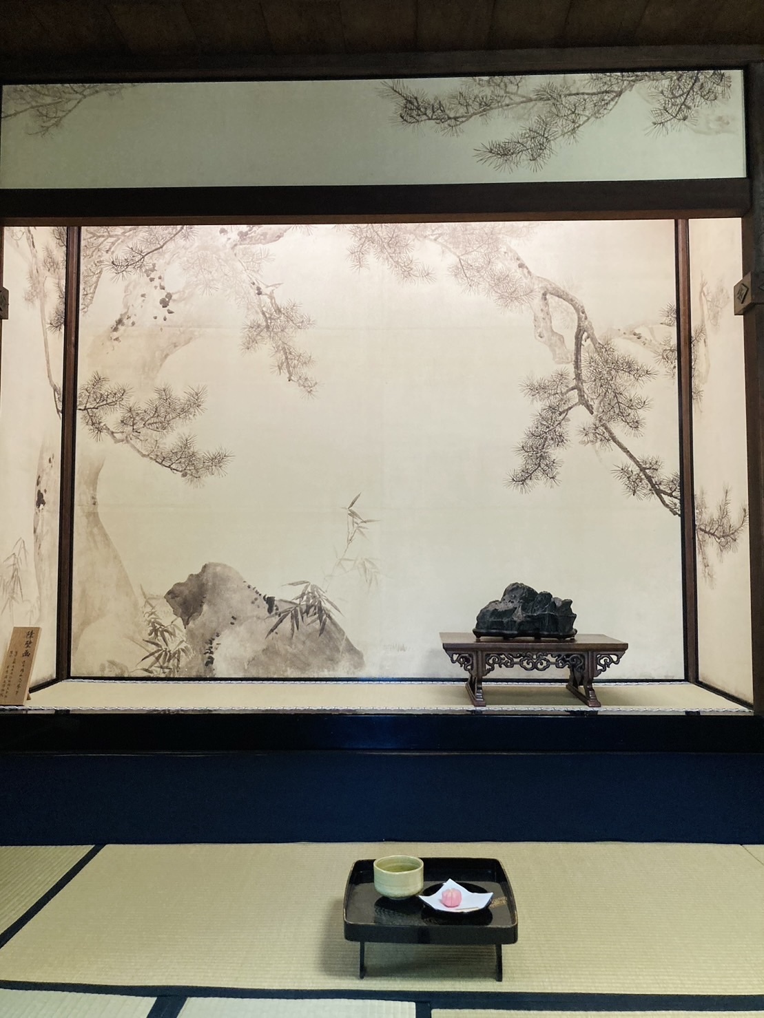 円山応挙の墨絵の落ち着いた雰囲気。和の空間でリラックスできます