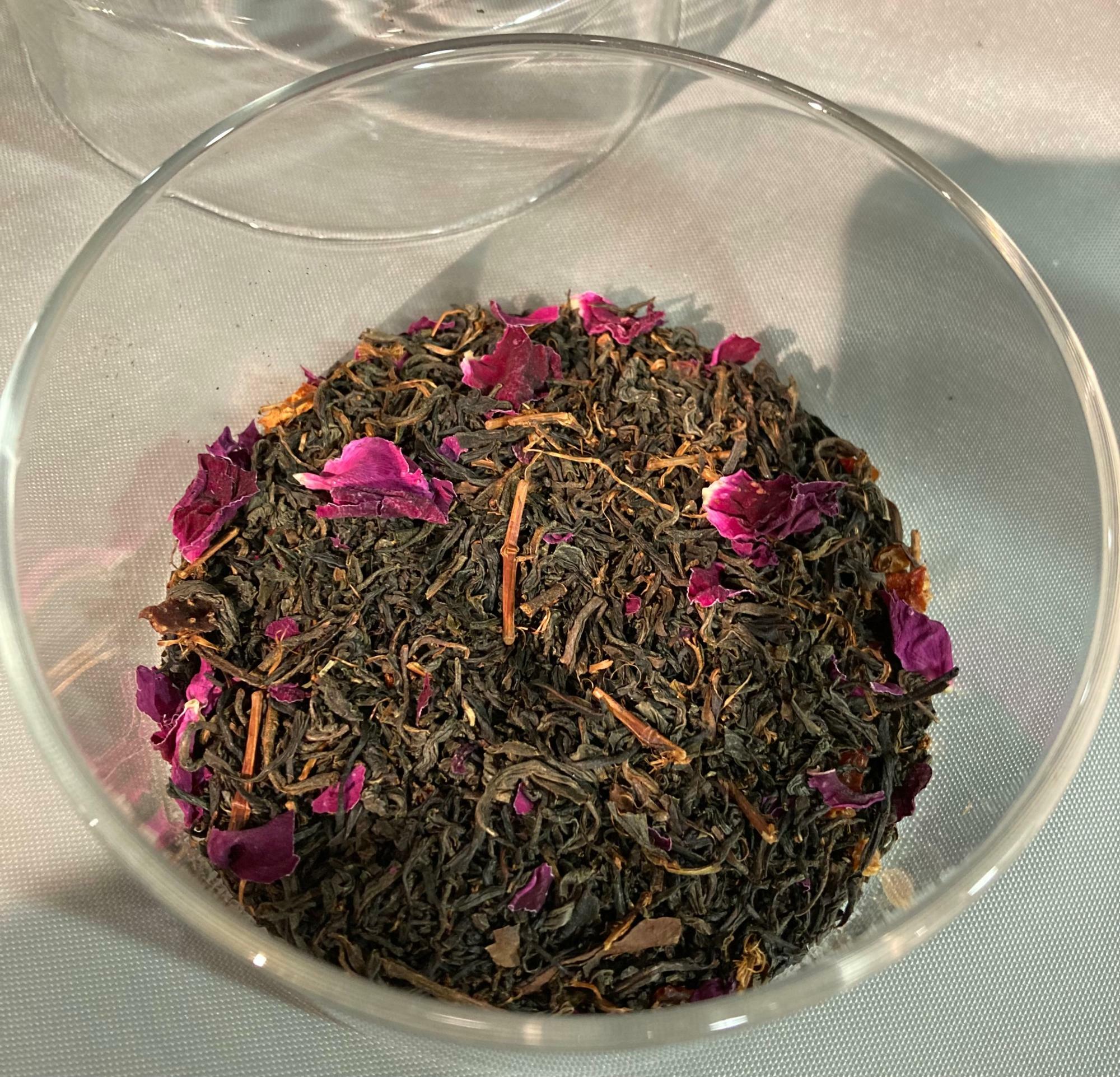 静岡産のオーガニック和紅茶に手摘みのハマナスの花と実とアマチャの葉がブレンドされている日本茶のフレーバーティー「浜茄子紅茶」