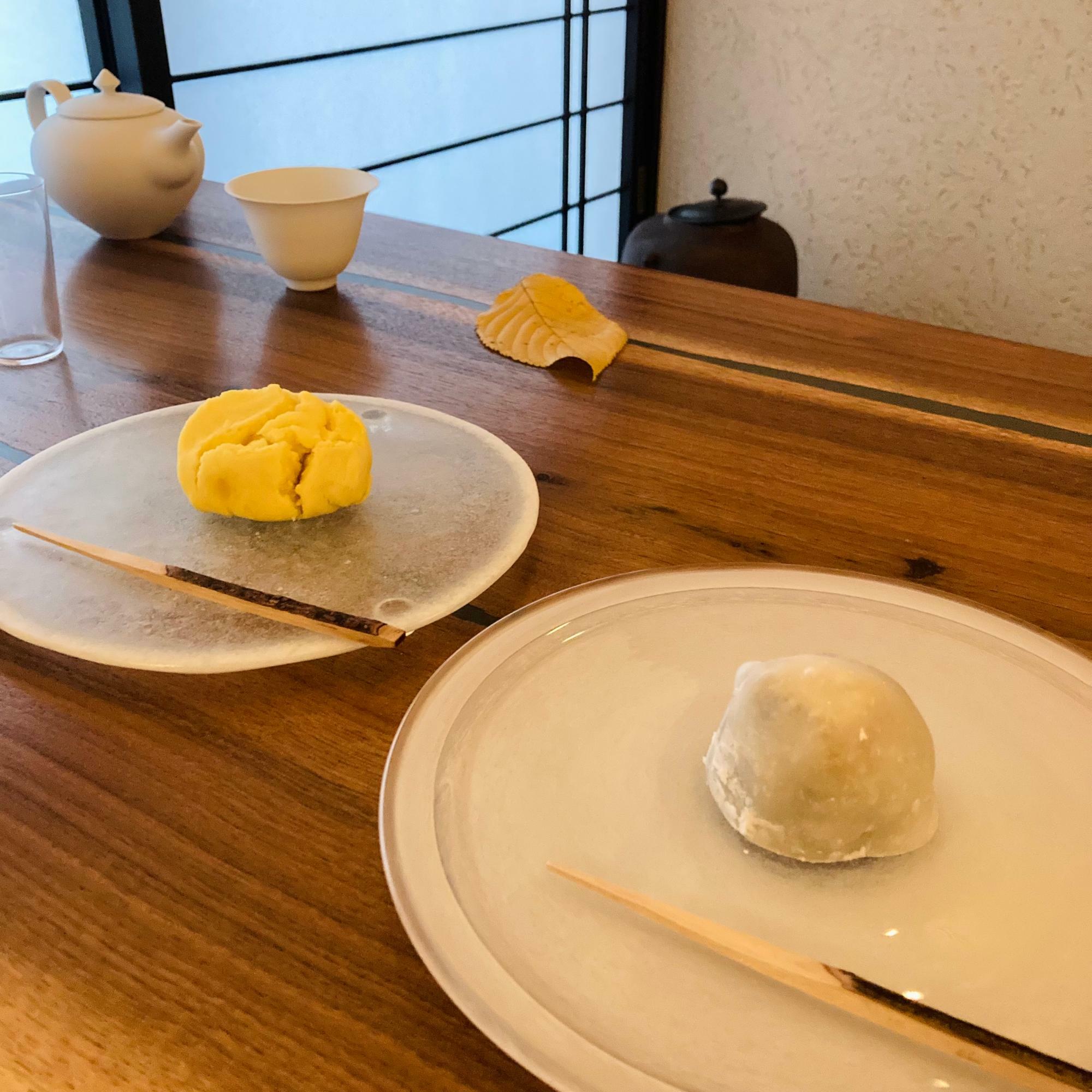左が黄身しぐれ、手前が栗大福。青山の菊家さんの季節の和菓子はお茶席で使う茶道の先生も多いそう。私も青山に行くと必ず立ち寄るお店です