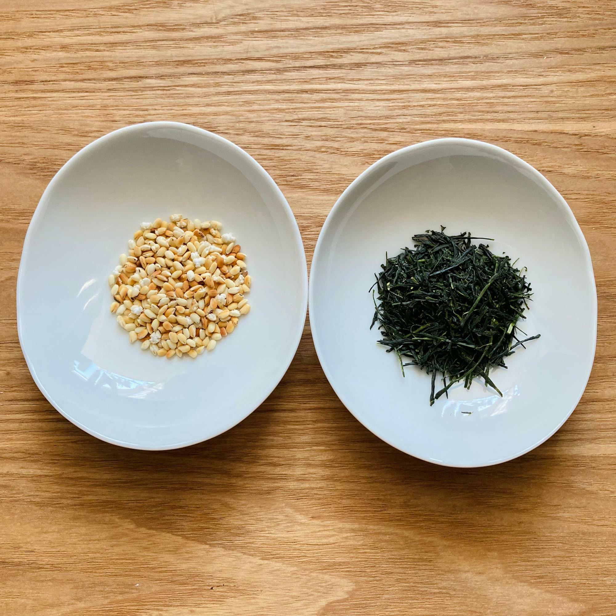 炒り米が１，煎茶の茶葉が２（茶葉は約4グラム）。これで2人分の玄米茶になります。