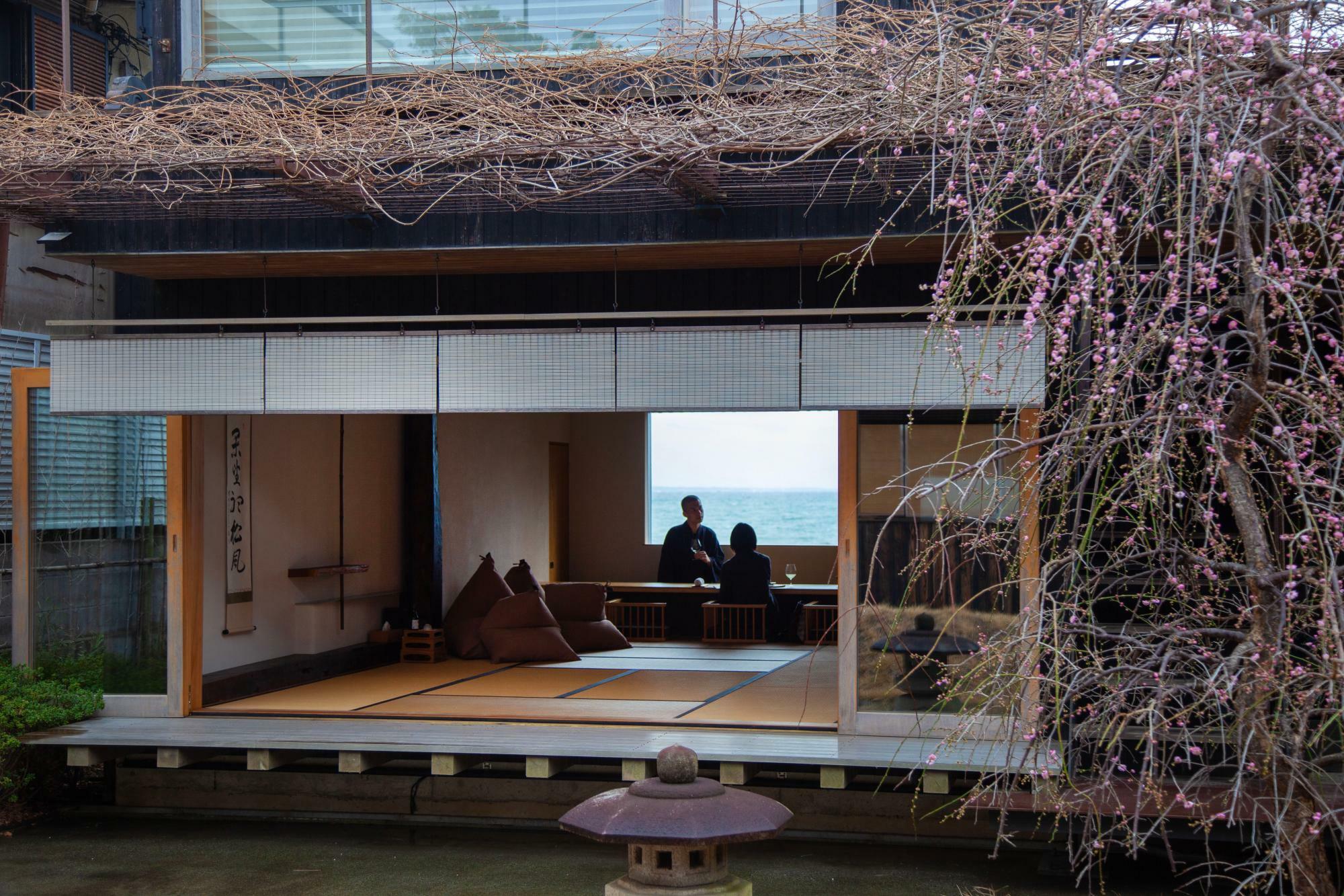 こちらが宿泊施設棟。１階の和室で日本文化体験ができる。大きな窓からは湘南の海が目の前に見えます