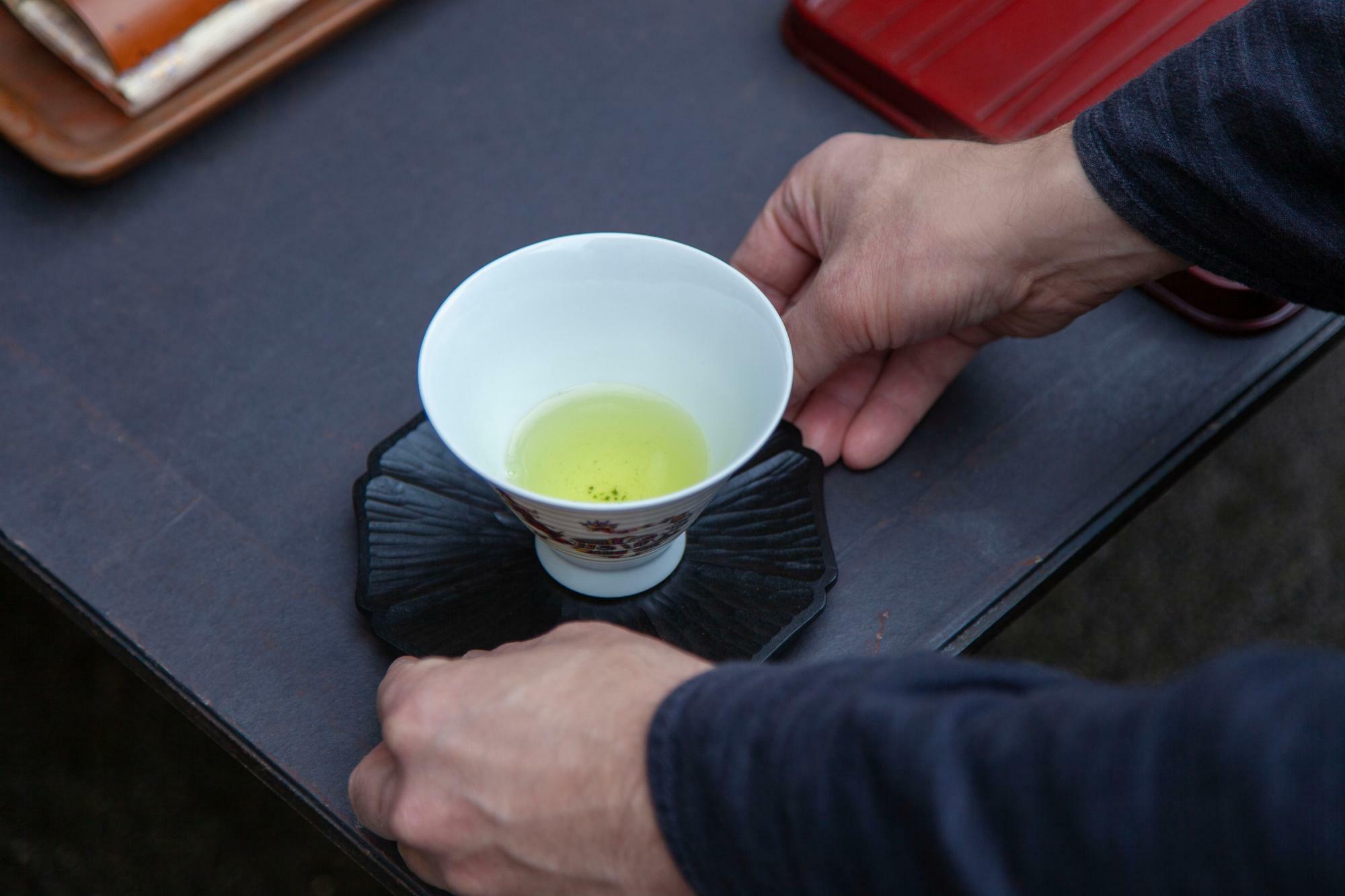 黄檗売茶流では玉露のお点前でもこのような大き目のお茶碗を使うことがあるそう。どなたでも飲みやすいようにとデザインされたものだとか。