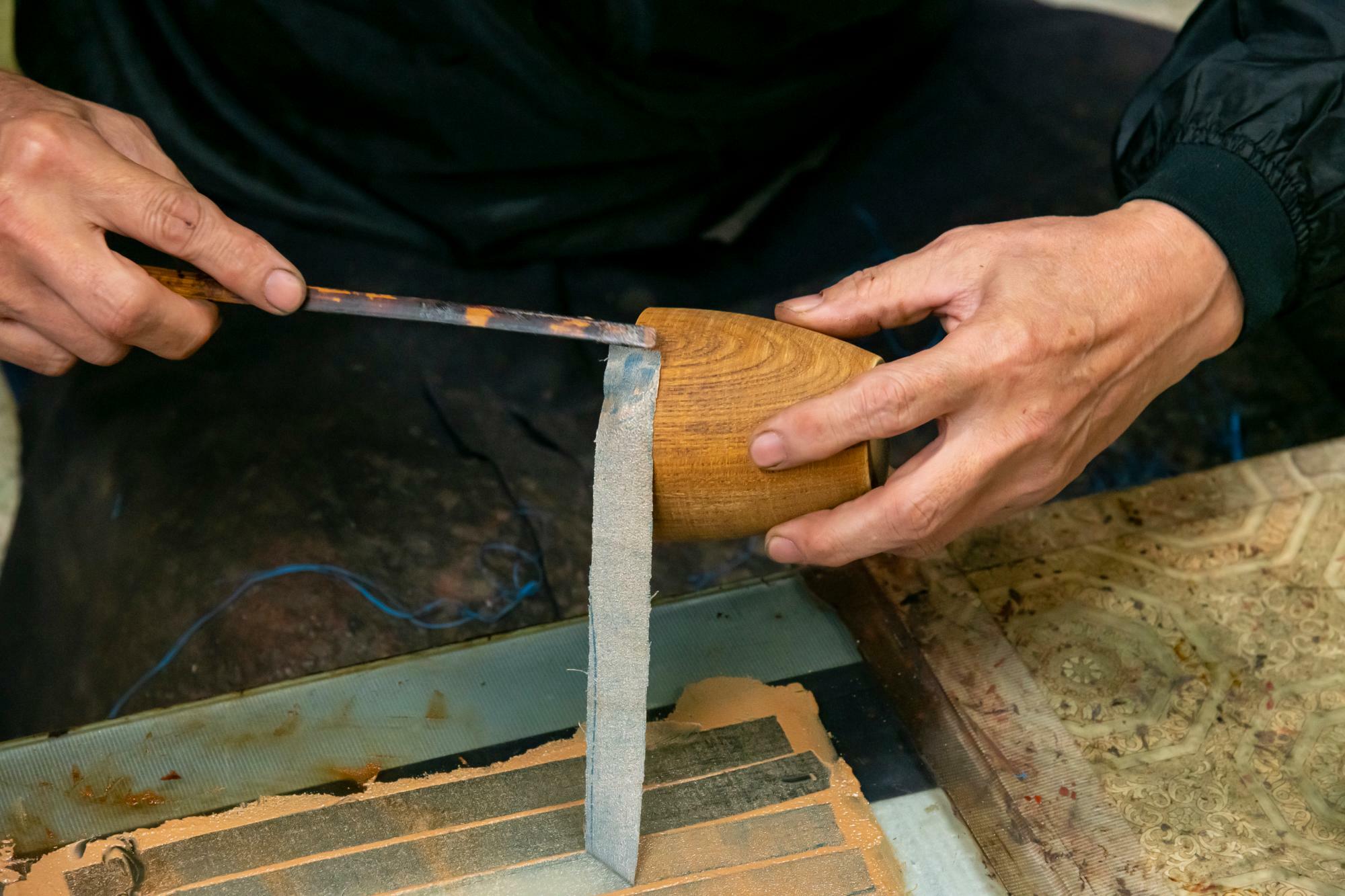 輪島塗の下地職人の方の手元。下地塗は木地の継ぎ目や節を補正して、痛みやすい部分を補強し、丈夫で緻密な塗肌を作る工程