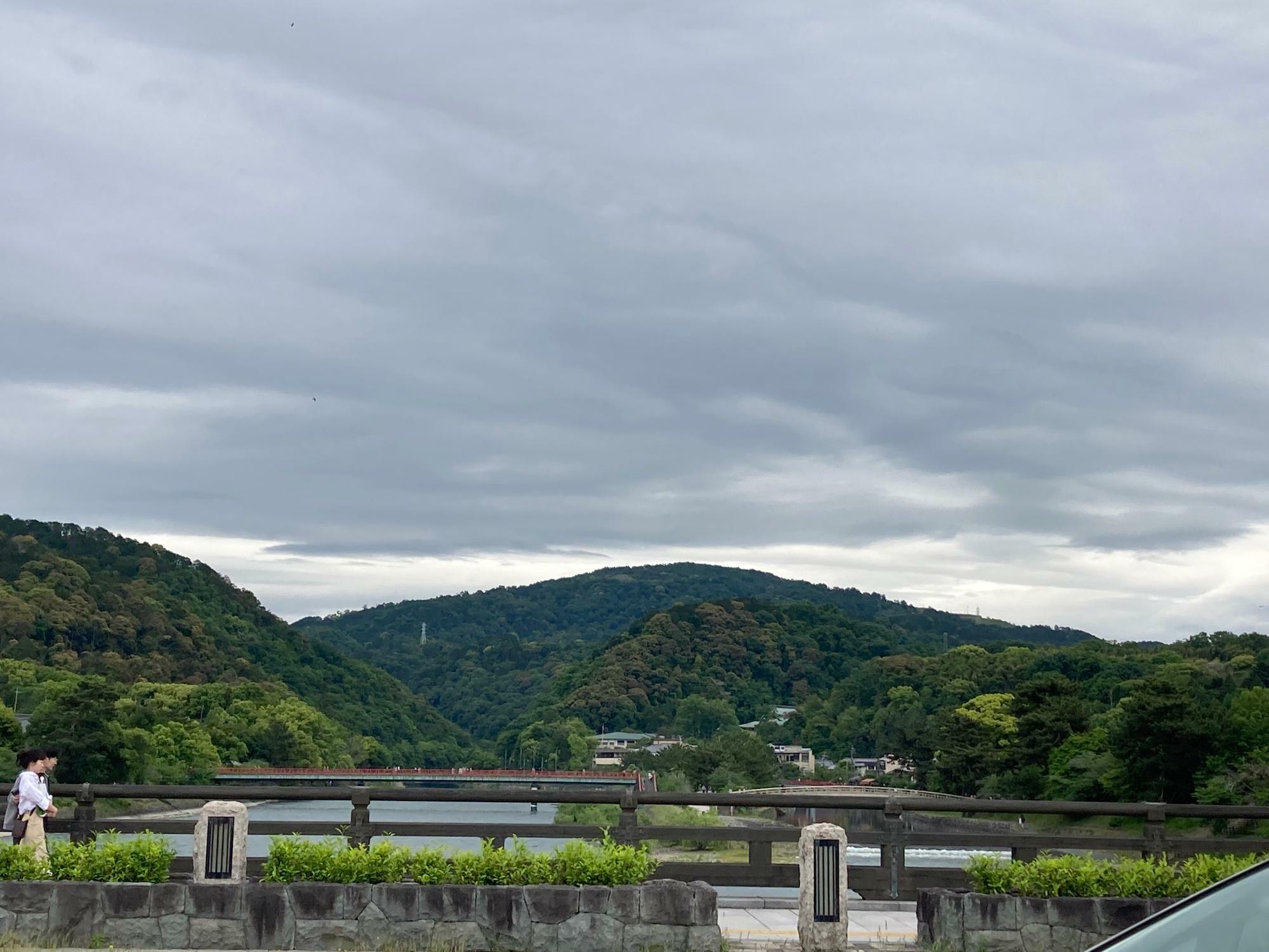 京阪宇治駅方面から宇治橋を渡ります。橋の右奥に平等院があります。