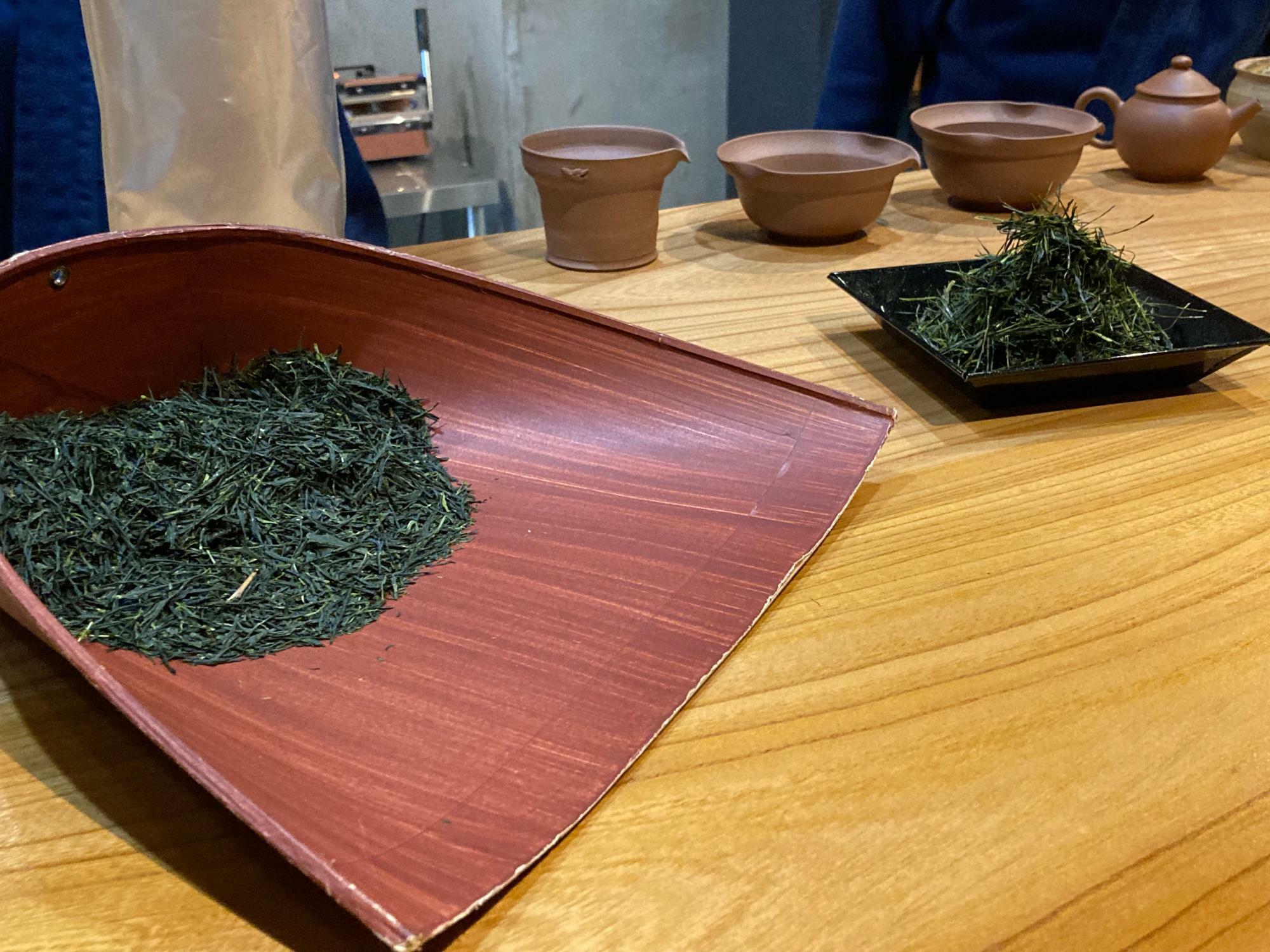 左が今回の研修で作った揉みたての煎茶。品種は「さやまかおり」。奥の手揉み茶と比べると葉の形状がもっと細かくなっていますが、一般的な煎茶よりは葉はしっかりとした形状を留めています。