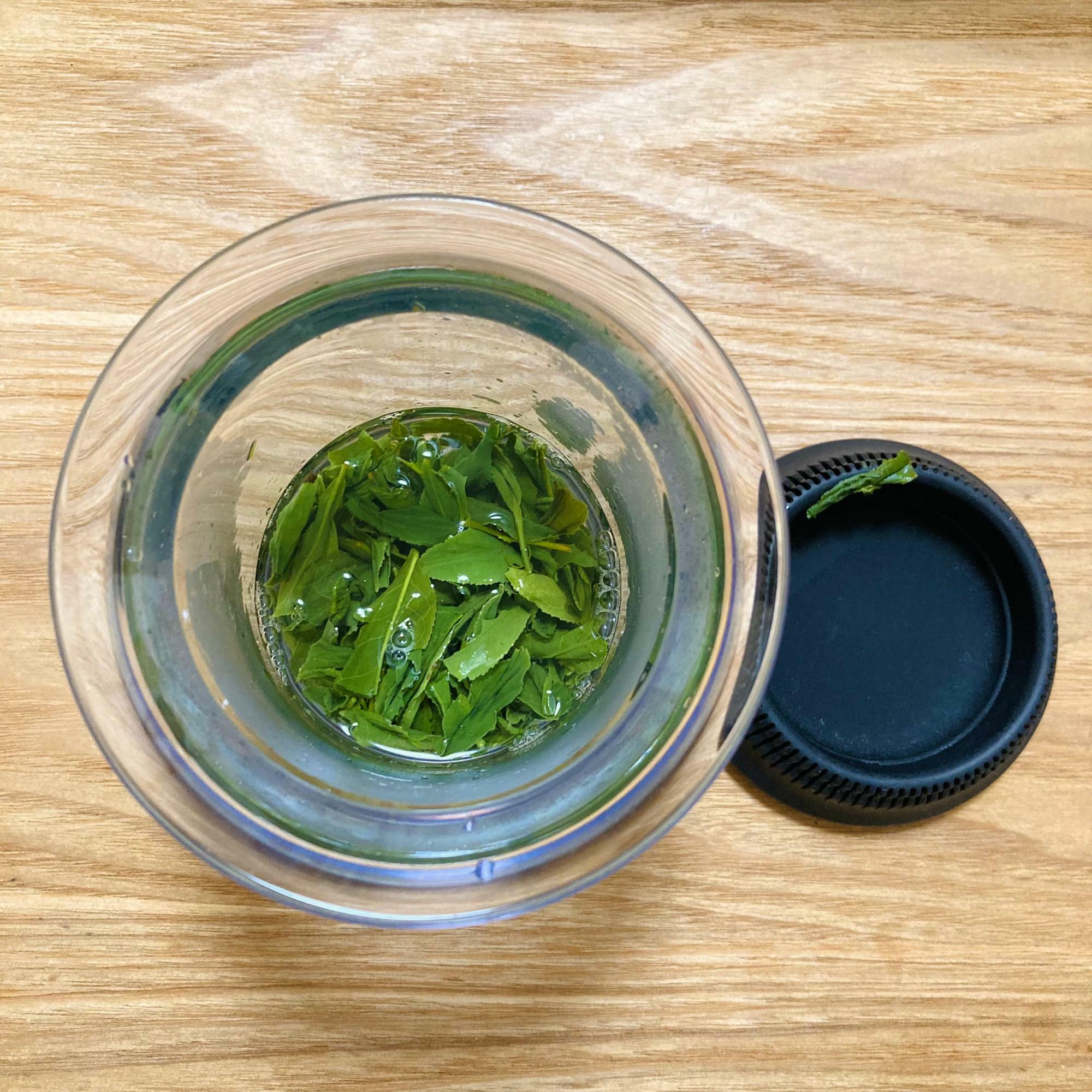 研修後にいただいた揉みたての茶葉を早速自宅で淹れてみました！ナナズグリーンティーオリジナルの進化系急須「360KYUSU」を使っています。三煎目くらいになると茶葉が綺麗に広がり見た目も美しいです。
