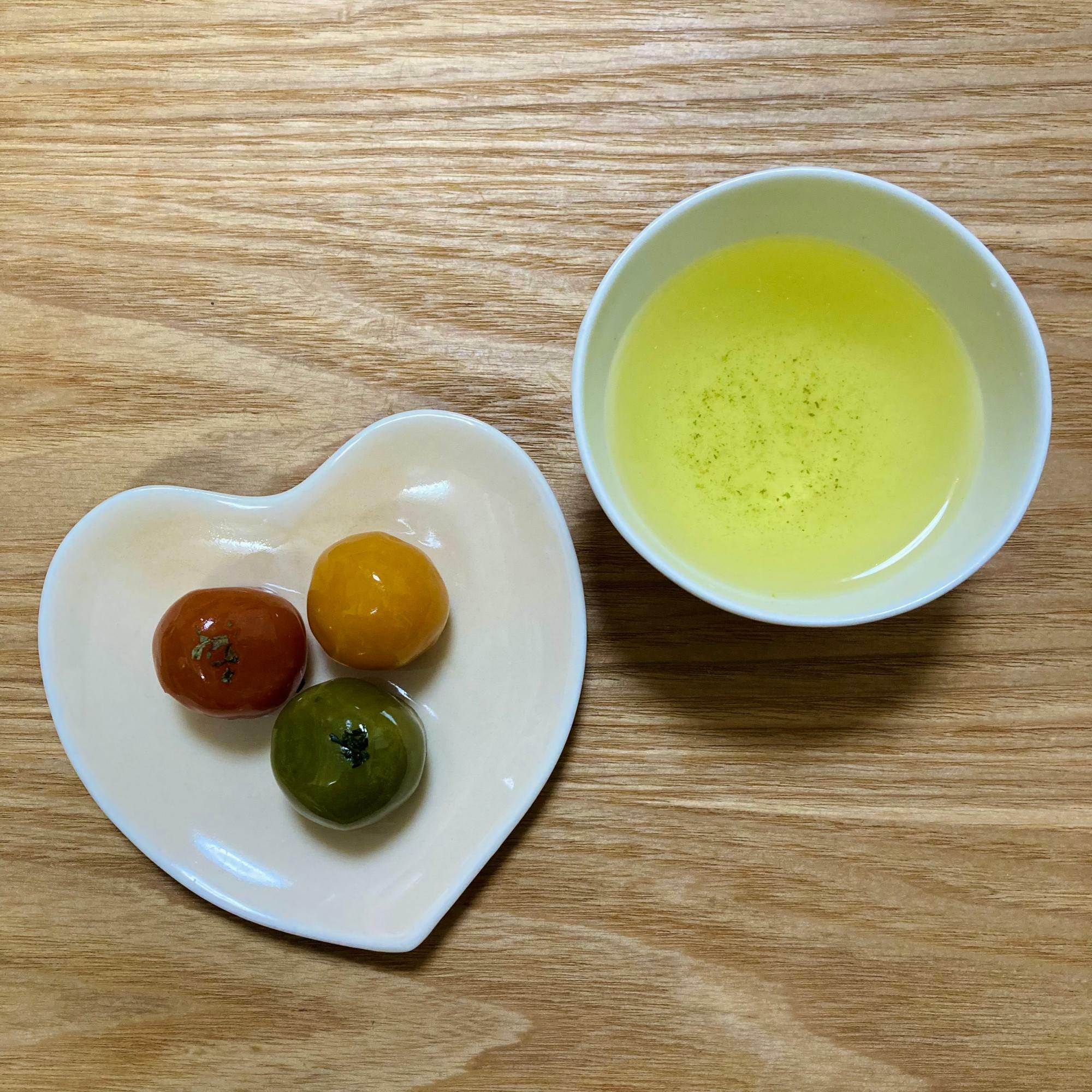 お茶の色は宇治茶の特徴でもある済んだ黄色。お菓子はJR京都伊勢丹で購入した亀屋良長の「旬の烏羽玉」。左がトマト、右があんず、手前が煎茶でお茶によく合います。