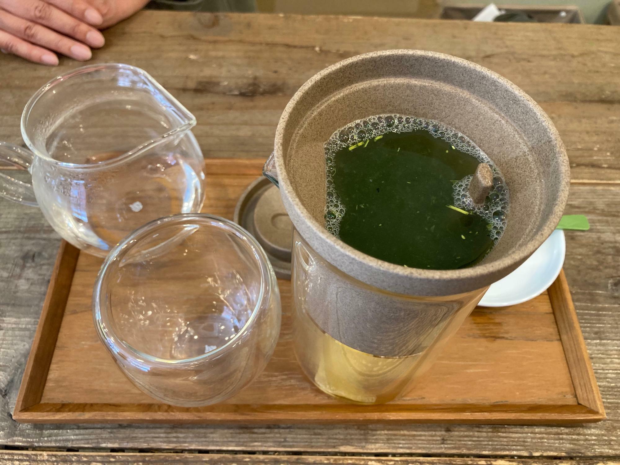 上の部分に茶葉とお湯を入れて待ちます。