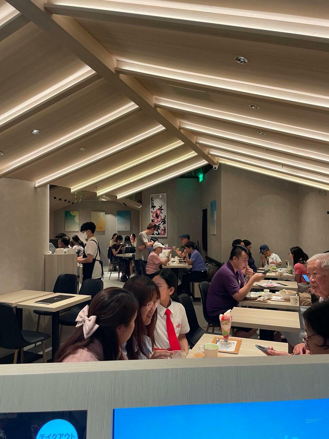 「現代の茶室」をコンセプトにした店内は香港の老若男女で賑わっている。（写真：ナナズグリーンティー）