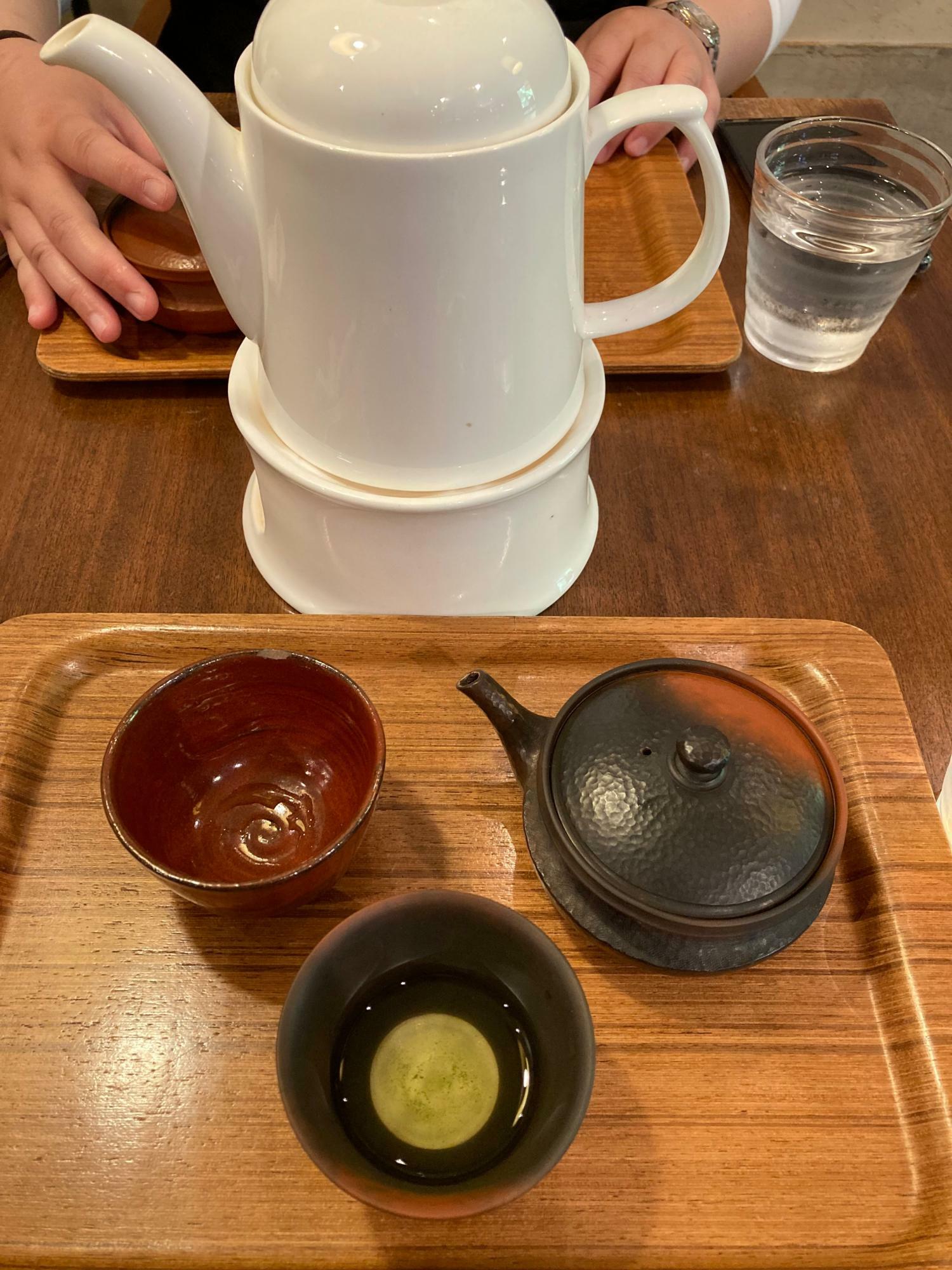 メニューに載っていない珍しいお茶があることも。この日は徳島の「大歩危（おおぼけ）茶」の新茶をいただきました。さわやかな香りと自然な甘味がとてもおいしい。