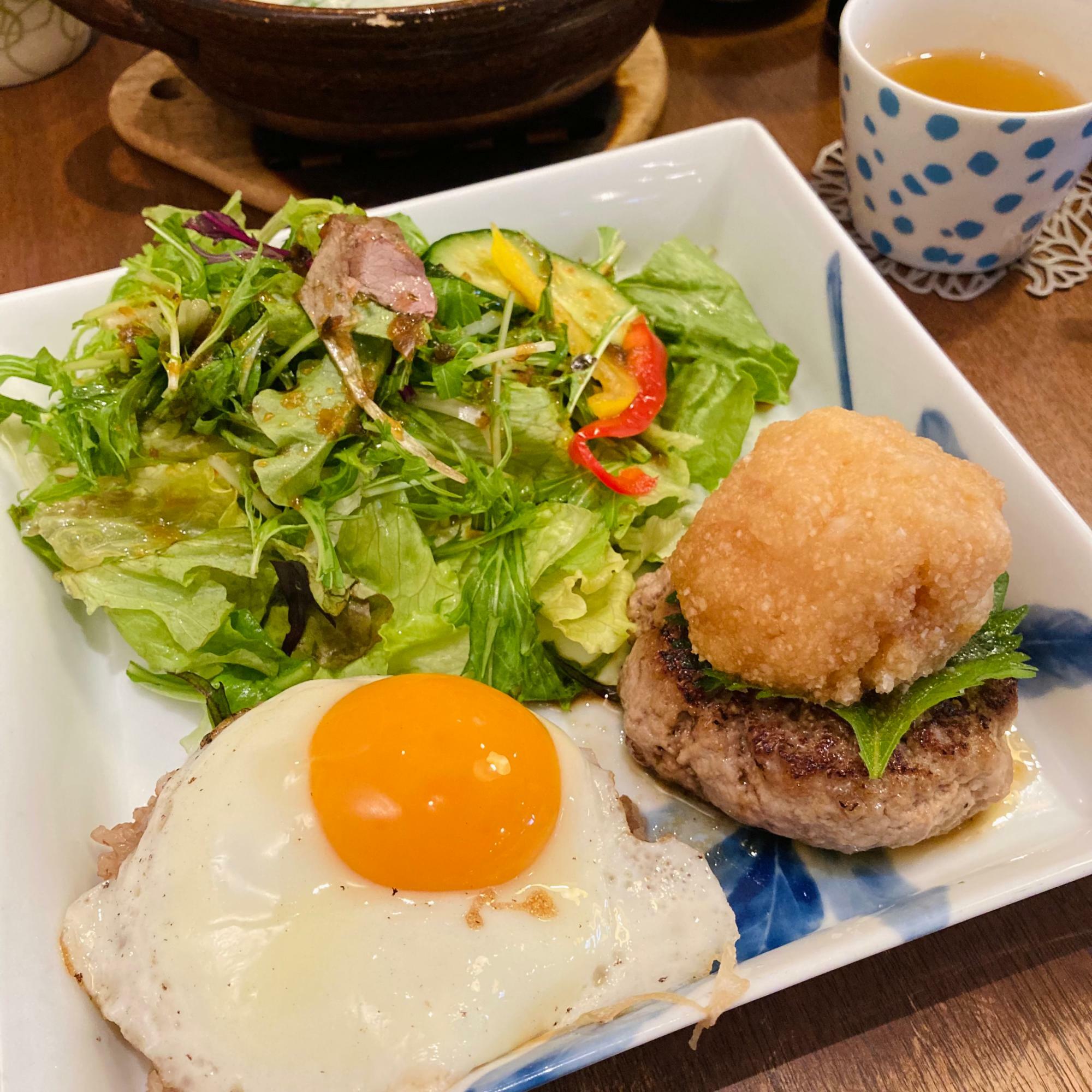 豆腐ハンバーグセット。おろしポン酢でさっぱりといただけます。