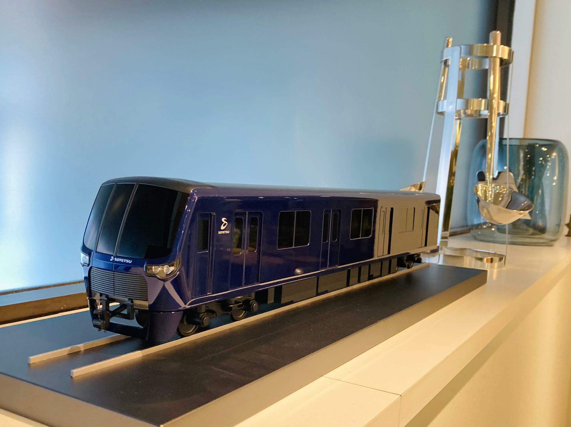 PRODUCT DESIGN CENTERのオフィスに展示されている「相模鉄道20000系」の模型。こちらのプロダクトデザインも鈴木さんが担当されたそう。