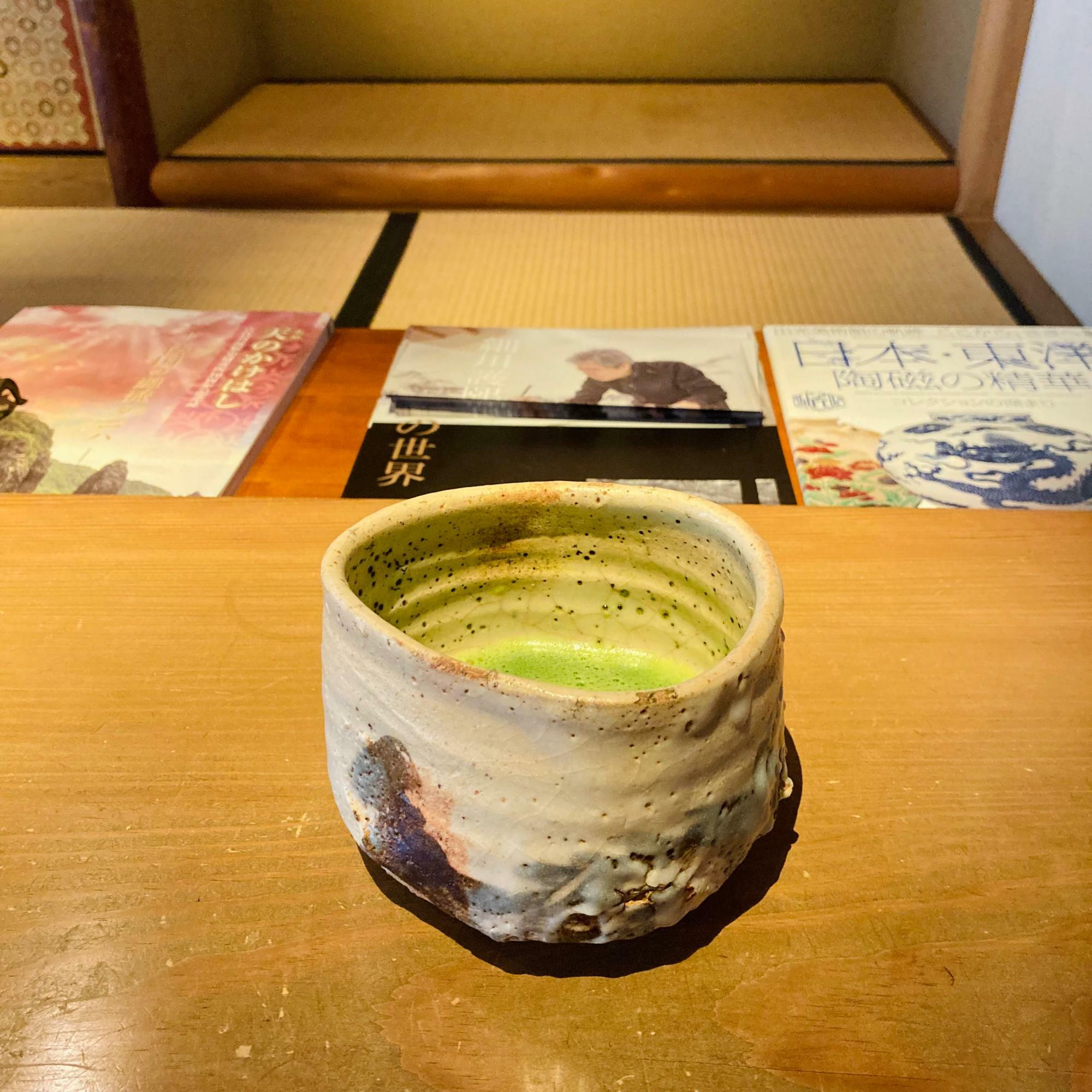 抹茶のお茶碗は辻村史朗氏の作品