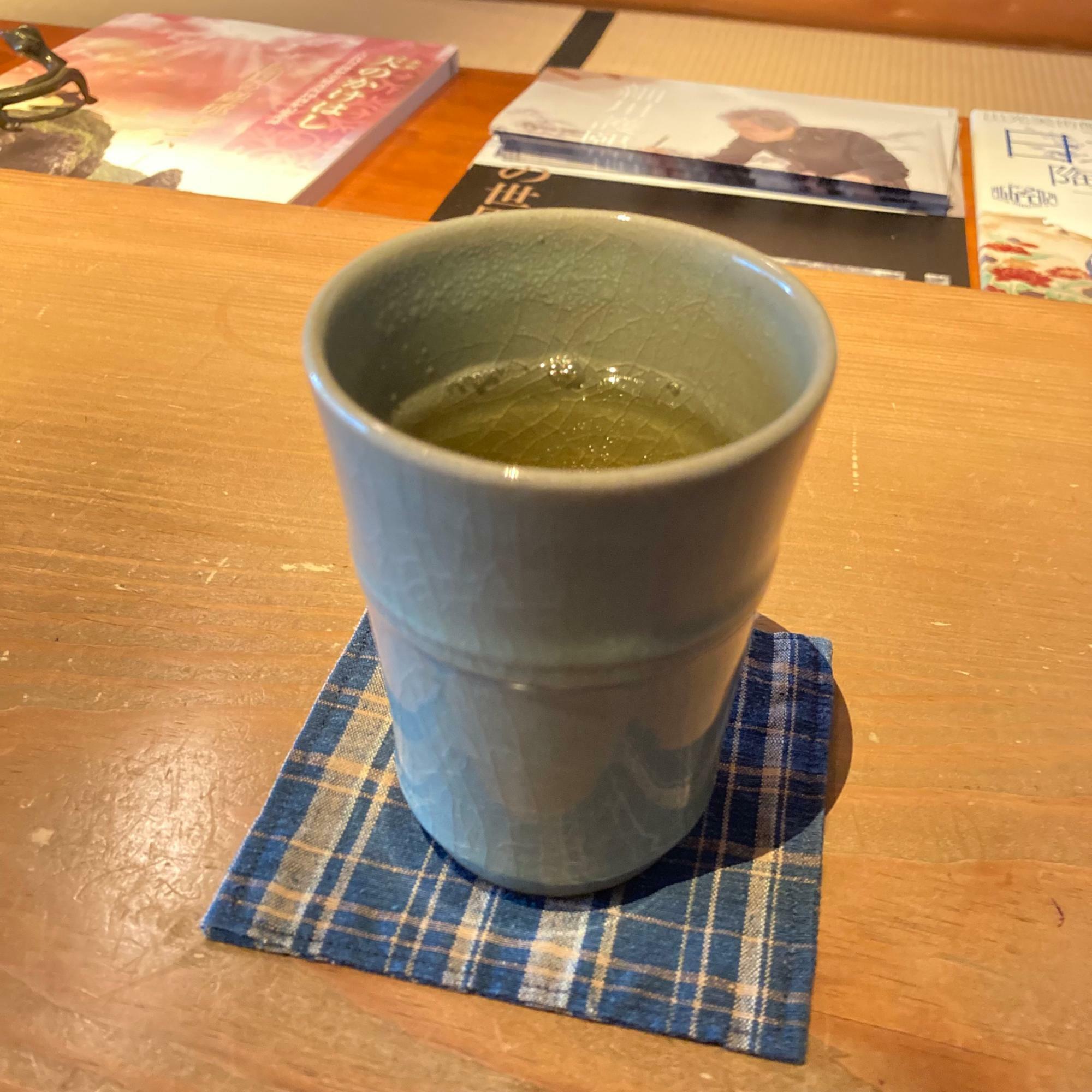 ほうじ茶のお湯呑みも貫入（かんにゅう）が素敵