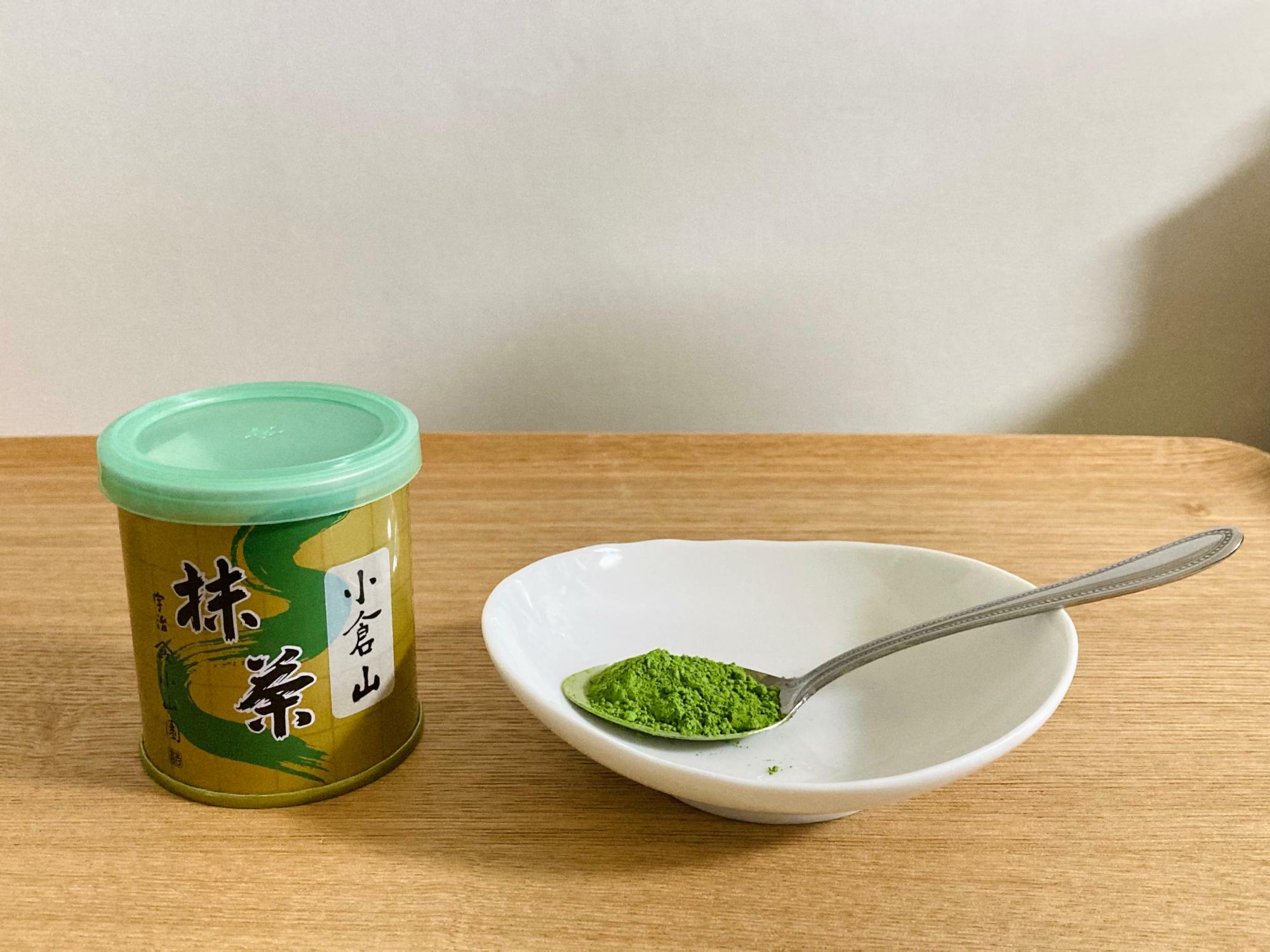 缶からスプーンですくった抹茶。このままだとダマができやすい。