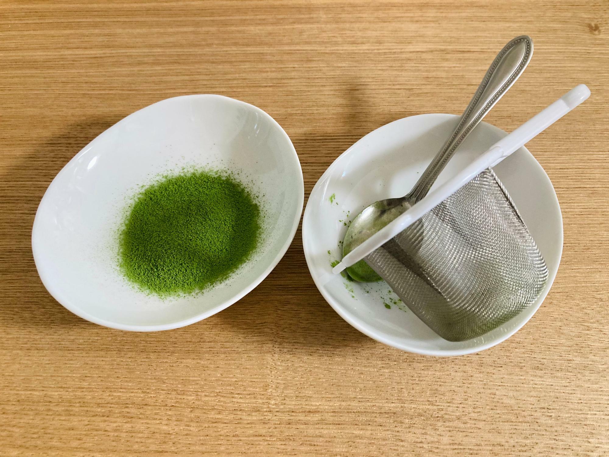 茶こしでこした抹茶。細かくなり冷抹茶を作ったときにダマになりにくい。