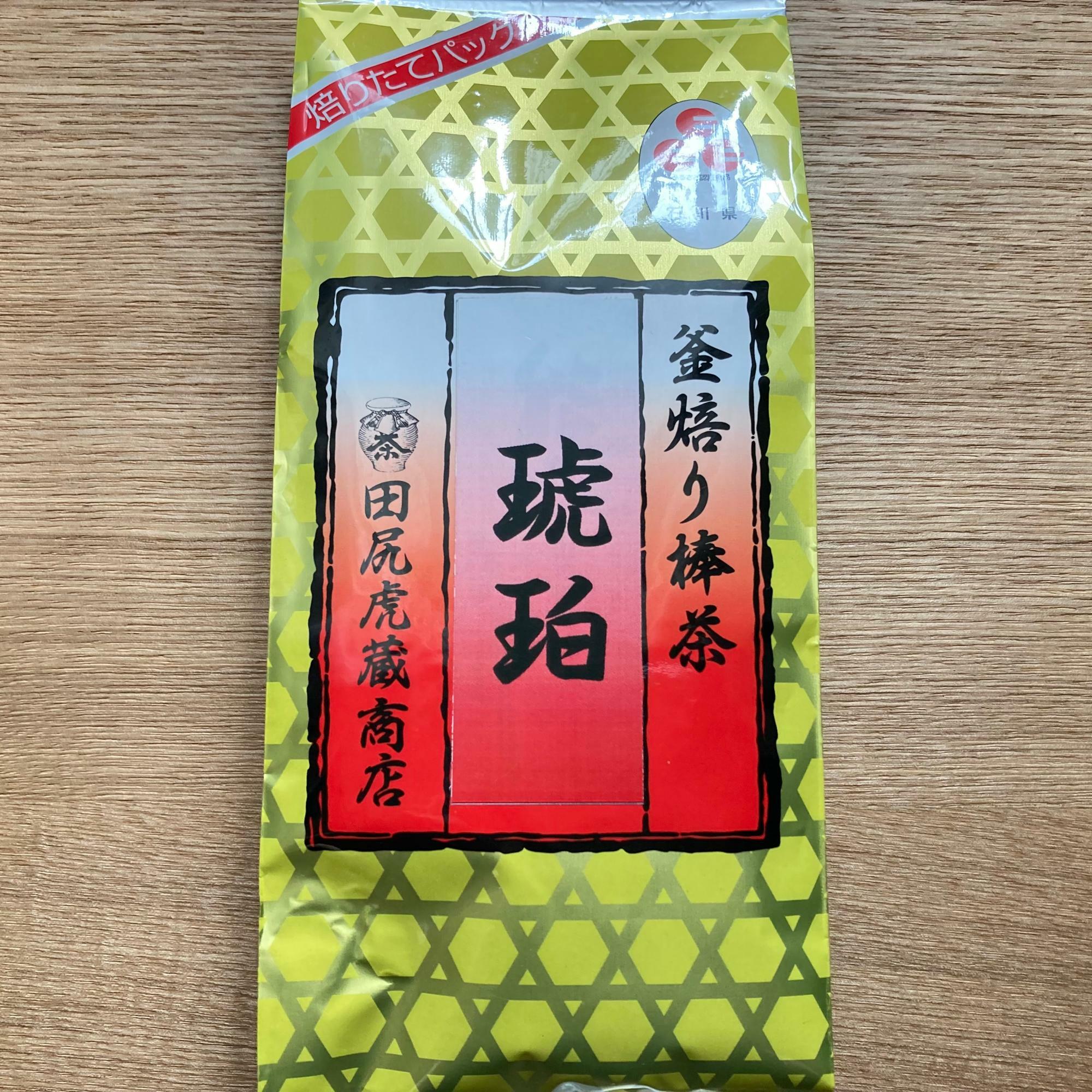 田尻虎蔵商店　釜焙り棒茶「琥珀」100ｇ864円（2024年8月現在の価格）