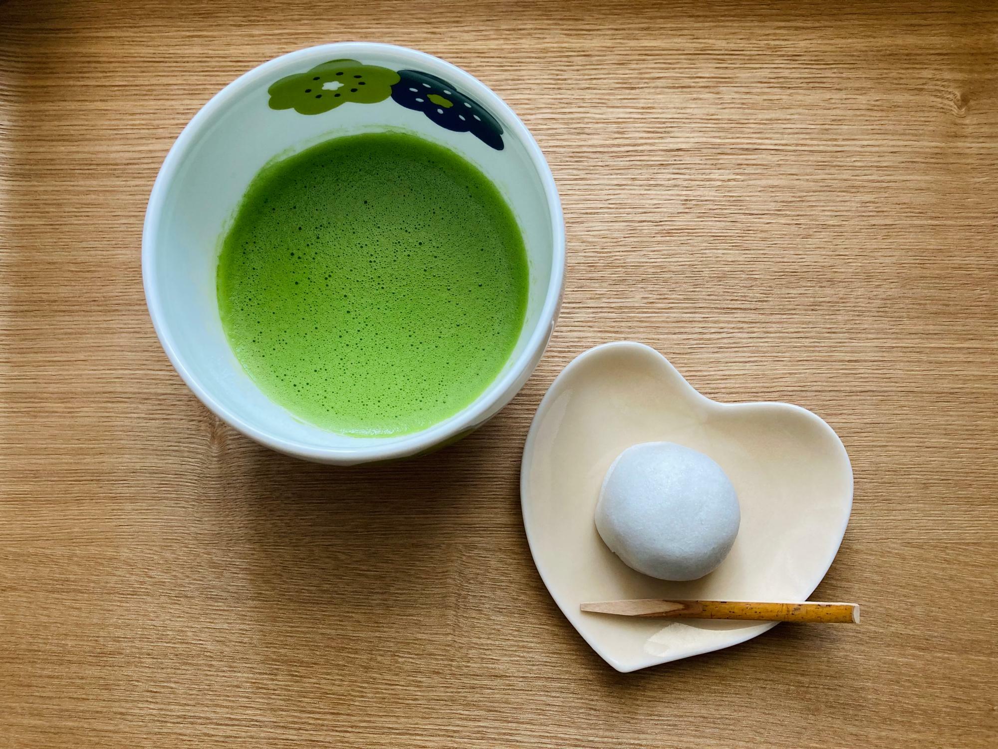 薯蕷饅頭「朝汐」も抹茶によく合います。